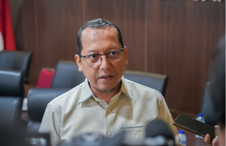 Kejelasan Kewenangan Pengelolaan Parkir Aset DKI January 30, 2026 5:04 pm Sekretaris Komisi C DPRD DKI Jakarta Ismail menyoroti banyak pengelolaan parkir yang memanfaatkan lahan aset milik pemerintah provinsi. Ismail meminta kejelasan wewenang Pemprov DKI Jakarta melalui Unit Pengelola Teknis (UPT) Perparkiran. Seperti pengelolaan parkir di rumah sakit umum daerah (RSUD) atau lahan Pasar Jaya. Hingga kini, banyak pengelolaannya oleh berbagai kalangan. Seperti, organisasi masyarakat (ormas) ataupun warga sekitar wilayah. Sekretaris Komisi C DPRD DKI Jakarta Ismail. (dok.DDJP) “Banyak pengelolaan parkir aset milik pemerintah daerah yang sudah lebih dulu dikelola oleh pihak lain, sebenarnya kewenangan pengelolaan parkir tersebut berada di siapa?” ujar Ismail, Jumat (30/1). Bila kewenangan pengelolaan parkir berada di bawah UPT Parkir, lanjut Ismail, maka sudah seharusnya pembenahan dan penataan secara menyeluruh. Sebab, kata Ismail, pengelolaan parkir di lingkungan Pemprov DKI Jakarta tidak dapat tanpa aturan yang jelas. “Kalau ini dianggap seperti pasar bebas di lingkungan instansi pemerintah daerah, di mana siapa pun boleh mengelola selama masih di bawah Pemprov DKI Jakarta, maka hal ini harus diperjelas,” tegas dia. Meski demikian, Ismail mengimbau, UPT Perparkiran atas kondisi tersebut tidak dijadikan pembenaran terkait kinerja belum optimal. “Jangan sampai ini dijadikan alasan seolah-olah karena sudah kalah bersaing, lalu dianggap tidak adil. Hal seperti itu seharusnya tidak terjadi,” pungkas politisi PKS itu. (apn/df)