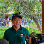 Kerja Bakti #Jaga Jakarta Bersih, Augustinus: Mewujudkan Gotong Royong February 8, 2026 6:05 pm Sekretariat DPRD DKI Jakarta melaksanakan kegiatan Jaga Jakarta Bersih sebagai tindak lanjut Instruksi Sekretaris Daerah (Sekda) Provinsi DKI Jakarta Nomor 2 Tahun 2026 tentang Jaga Jakarta Bersih. Kegiatan tersebut berlangsung pada Sabtu, 8 Februari 2026, secara serentak di enam kelurahan. Masing-masing Kelurahan Tanjung Barat, Kelurahan Cipedak, Kelurahan Jagakarsa, Kelurahan Srengseng Sawah, Kelurahan Ciganjur dan Kelurahan Lenteng Agung. Kegiatan itu melibatkan lebih dari 300 personel yang terdiri dari Aparatur Sipil Negara (ASN), Penyedia Jasa Lainnya Perorangan (PJLP), serta Tenaga Ahli Sekretariat DPRD DKI Jakarta. Para peserta secara bersama-sama melakukan aksi bersih-bersih lingkungan di wilayah masing-masing sebagai bentuk kepedulian terhadap kebersihan dan kenyamanan kota. Sekretaris DPRD DKI Jakarta Augustinus mengatakan, kegiatan itu merupakan wujud nyata pelaksanaan instruksi pimpinan daerah. Sekaligus komitmen Sekretariat DPRD DKI Jakarta dalam mendukung upaya menciptakan Jakarta yang lebih bersih, aman, dan tertib. “Kami dari Sekretariat DPRD menjaga kebersihan bersama-sama teman Sekretariat DPRD, PJLP, dan Tenaga Ahli total ada lebih dari 300 orang di 6 kelurahan,” kata dia di Setu Babakan, Jakarta Selatan, Minggu (8/2). Menurut Augustinus, aksi Jaga Jakarta Bersih tidak hanya berfokus pada aspek kebersihan fisik lingkungan, tetapi juga sebagai upaya membangun kesadaran kolektif serta memperkuat nilai kebersamaan dan gotong royong di tengah masyarakat. “Kita menjaga Jakarta untuk lebih bersih, lebih aman, lebih tertib. Nah, ini semoga menjadi suatu hal yang baik untuk kita mewujudkan gotong royong karena hashtag Jakarta atau Indonesia itu kan saling bergotong royong,” kata Augustinus. Lebih lanjut, pria yang akrab disapa Aga itu menilai, kegiatan tersebut sebagai langkah positif yang perlu terus dilaksanakan secara berkelanjutan. Ia menekankan partisipasi aktif seluruh elemen, baik aparatur maupun masyarakat, sangat penting dalam menjaga kebersihan lingkungan. Aga berharap, melalui kegiatan Jaga Jakarta Bersih, hubungan antara aparatur pemerintah dan masyarakat dapat semakin dekat. Selain menjaga lingkungan, kegiatan itu juga menjadi sarana untuk menyapa dan berinteraksi langsung dengan warga. Sekretariat DPRD DKI Jakarta berkomitmen untuk terus mendukung program-program Pemerintah Provinsi DKI Jakarta yang berorientasi pada peningkatan kualitas lingkungan hidup dan kenyamanan masyarakat secara berkelanjutan. Di antaranya melalui kegiatan Jaga Jakarta Bersih yang melibatkan kolaborasi lintas unsur. “Nah, ini merupakan wujud yang baik untuk kita semua. Walaupun tadi ada hujan, tetap teman-teman semangat di enam kelurahan. Semoga ini bisa jadi lebih baik lagi ke depannya untuk kita bisa menyapa warga masing-masing,” tukas dia. (yla/df)