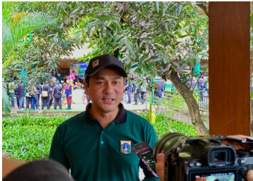 Kerja Bakti #Jaga Jakarta Bersih, Augustinus: Mewujudkan Gotong Royong February 8, 2026 6:05 pm Sekretariat DPRD DKI Jakarta melaksanakan kegiatan Jaga Jakarta Bersih sebagai tindak lanjut Instruksi Sekretaris Daerah (Sekda) Provinsi DKI Jakarta Nomor 2 Tahun 2026 tentang Jaga Jakarta Bersih. Kegiatan tersebut berlangsung pada Sabtu, 8 Februari 2026, secara serentak di enam kelurahan. Masing-masing Kelurahan Tanjung Barat, Kelurahan Cipedak, Kelurahan Jagakarsa, Kelurahan Srengseng Sawah, Kelurahan Ciganjur dan Kelurahan Lenteng Agung. Kegiatan itu melibatkan lebih dari 300 personel yang terdiri dari Aparatur Sipil Negara (ASN), Penyedia Jasa Lainnya Perorangan (PJLP), serta Tenaga Ahli Sekretariat DPRD DKI Jakarta. Para peserta secara bersama-sama melakukan aksi bersih-bersih lingkungan di wilayah masing-masing sebagai bentuk kepedulian terhadap kebersihan dan kenyamanan kota. Sekretaris DPRD DKI Jakarta Augustinus mengatakan, kegiatan itu merupakan wujud nyata pelaksanaan instruksi pimpinan daerah. Sekaligus komitmen Sekretariat DPRD DKI Jakarta dalam mendukung upaya menciptakan Jakarta yang lebih bersih, aman, dan tertib. “Kami dari Sekretariat DPRD menjaga kebersihan bersama-sama teman Sekretariat DPRD, PJLP, dan Tenaga Ahli total ada lebih dari 300 orang di 6 kelurahan,” kata dia di Setu Babakan, Jakarta Selatan, Minggu (8/2). Menurut Augustinus, aksi Jaga Jakarta Bersih tidak hanya berfokus pada aspek kebersihan fisik lingkungan, tetapi juga sebagai upaya membangun kesadaran kolektif serta memperkuat nilai kebersamaan dan gotong royong di tengah masyarakat. “Kita menjaga Jakarta untuk lebih bersih, lebih aman, lebih tertib. Nah, ini semoga menjadi suatu hal yang baik untuk kita mewujudkan gotong royong karena hashtag Jakarta atau Indonesia itu kan saling bergotong royong,” kata Augustinus. Lebih lanjut, pria yang akrab disapa Aga itu menilai, kegiatan tersebut sebagai langkah positif yang perlu terus dilaksanakan secara berkelanjutan. Ia menekankan partisipasi aktif seluruh elemen, baik aparatur maupun masyarakat, sangat penting dalam menjaga kebersihan lingkungan. Aga berharap, melalui kegiatan Jaga Jakarta Bersih, hubungan antara aparatur pemerintah dan masyarakat dapat semakin dekat. Selain menjaga lingkungan, kegiatan itu juga menjadi sarana untuk menyapa dan berinteraksi langsung dengan warga. Sekretariat DPRD DKI Jakarta berkomitmen untuk terus mendukung program-program Pemerintah Provinsi DKI Jakarta yang berorientasi pada peningkatan kualitas lingkungan hidup dan kenyamanan masyarakat secara berkelanjutan. Di antaranya melalui kegiatan Jaga Jakarta Bersih yang melibatkan kolaborasi lintas unsur. “Nah, ini merupakan wujud yang baik untuk kita semua. Walaupun tadi ada hujan, tetap teman-teman semangat di enam kelurahan. Semoga ini bisa jadi lebih baik lagi ke depannya untuk kita bisa menyapa warga masing-masing,” tukas dia. (yla/df)