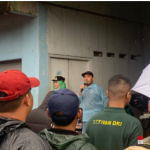 Kerja Bakti Jaga Jakarta Bersih di Kelurahan Jagakarsa February 8, 2026 3:35 pm Pegawai Sekretariat DPRD DKI Jakarta mengikuti kegiatan kerja bakti di wilayah Kelurahan Jagakarsa, Jakarta Selatan. Kerja bakti kali ini fokus pada pembersihan saluran air dan got guna mencegah terjadinya genangan dan banjir. Khususnya di musim hujan. Kepala Subbagian Protokol Pimpinan dan Fraksi Sekretariat DPRD DKI Jakarta Dudy Setiawan Ibani menyampaikan, keterlibatan pegawai merupakan bentuk dukungan dan kepatuhan terhadap Instruksi Sekretaris Daerah Provinsi DKI Jakarta Nomor 2 Tahun 2026 tentang Jaga Jakarta Bersih. “Kebetulan tim dari Subag Protokol Pimpinan Fraksi dan juga tim HUMAS maupun PAMDAL dan tenaga kebersihan ada yang bertugas di sini,” ujar Dudy di lokasi, Minggu (8/2). Kepala Sub Bagian ProtokolProtokol Pimpinan dan Fraksi Dudy Setiawan Ibani. (dok.DDJP) Ia mengingatkan seluruh peserta kerja bakti mengikuti arahan petugas teknis di lapangan. “Saya pesan ikuti instruksi dari tim teknis seperti Dinas Sumber Daya Air dan Dinas Lingkungan Hidup bagaimana membersihkan got atau selokan,” kata Dudy. Sementara itu, Lurah Jagakarsa Yusriati menjelaskan, kerja bakti melibatkan warga di tingkat Rukun Tetangga (RT). “Untuk Kelurahan Jagakarsa ini, setiap RT dikerahkan untuk membersihkan tempat-tempat terutama saluran air,” tutur Yusriati. Kegiatan seperti itu, kata dia, sebenarnya sudah rutin dilakukan setiap pekan di tingkat RT. Namun pelaksanaan serentak dalam skala besar baru pertama kali berlangsung dalam periode kepemimpinannya. “Harapan saya, semua saluran air yang mampat bisa jalan normal kembali berkat kegiatan ini,” ucap Yusriati. Di kesempatan yang sama, Wakil Camat Kecamatan Jagakarsa Eny Priyatni menjelaskan, kerja bakti serentak di hampir seluruh wilayah Jakarta. “Hari ini ada kerja bakti serentak. Jadi hampir 100 persen, 65 kelurahan melakukan kegiatan yang sama,” tutur Eny. Ia menilai, kerja bakti menjadi langkah tepat dalam menghadapi cuaca ekstrem. Berharap kesadaran bersama untuk menjaga kebersihan lingkungan terus meningkat demi mewujudkan Jakarta yang bersih dan bebas genangan. “Ini merupakan solusi yang paling tepat dilaksanakan oleh masyarakat, kerja bakti membersihkan saluran-saluran air di musim hujan,” pungkas Eny. (gie/df)