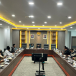 Ketahanan Pangan, DPRD Terima Audiensi DPW Hidayatullah Jakarta February 3, 2026 4:01 pm DPRD DKI Jakarta menerima audiensi Dewan Pengurus Wilayah (DPW) Hidayatullah DKI Jakarta dengan agenda pembahasan ketahanan pangan, Selasa (3/2). Ketua DPRD Khoirudin menerima kedatangan delegasi. Mendorong DPW Hidayatullah berkolaborasi dengan pemerintah provinsi terkait ketahanan pangan. Sebab, kata Khoirudin, penduduk DKI Jakarta sekitar 10,6 juta membutuhkan stok pangan. Bila organisasi tersebut memiliki lahan atau tempat, maka bisa dimanfaatkan untuk ketahanan pangan. Bendahara Umum DPP Hidayatullah Suwito Fatah mengapresiasi DPRD DKI Jakarta yang telah memfasilitasi pertemuan tersebut. Suwito mengusulkan kolaborasi bersama Pemprov DKI Jakarta terkait pemenuhan ketahanan pangan di Jakarta. Audiensi mengacu pada Surat Nomor 166/HM.03.01 yang ditandatangani Ketua DPRD DKI Jakarta Khoirudin. (apn/df)