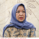 Ketimpangan Sosial dan Kemiskinan Ekstrem Disorot Legislator February 5, 2026 6:27 pm Ketua Komisi D DPRD DKI Jakarta Yuke Yurike menegaskan, pengurangan ketimpangan sosial dan kemiskinan masih menjadi tantangan utama dalam perencanaan pembangunan DKI Jakarta mendatang. Yuke mengungkapkan hal itu usai menghadiri Konsultasi Publik Rancangan Awal (Ranwal) Rencana Kerja Pemerintah Daerah (RKPD) DKI Jakarta Tahun 2027. Menurut Yuke, konsultasi itu menjadi momentum penting untuk menyelaraskan rencana pembangunan daerah dengan kebijakan nasional. Termasuk menyesuaikan seluruh program daerah dengan Rencana Pembangunan Jangka Menengah Nasional (RPJMN) dan Rencana Pembangunan Jangka Menengah Daerah (RPJMD) hingga 2044. Ketua Komisi D DPRD DKI Jakarta Yuke Yurike. (dok.DDJP) “Memang yang menjadi tantangan kita, nanti di 2027, adalah bagaimana mengurangi ketimpangan sosial dan kemiskinan di Jakarta,” ujar Yuke. “Yang jelas, perencanaan harus selaras dengan RPJMN nasional serta RPJMD hingga 2045,” tambah Yuke. Pemprov DKI Jakarta, sambung Yuke, perlu menyesuaikan sejumlah program dengan pemerintah pusat. Misalnya, pembangunan infrastruktur kota, pendidikan, dan kesehatan. Meski demikian, Yuke mengapresiasi Pemprov DKI Jakarta atas perbaikan kondisi pembangunan daerah. “Secara umum, pembangunan DKI ini cenderung membaik, Namun khusus pada ketimpangan dan kesenjangan antargenerasi, itu masih cukup timpang,” kata politisi PDI Perjuangan itu. Yuke berharap, program-program Pemprov DKI Jakarta pada 2027 sesuai berjalan sesuai target yang lebih konkret. Menurunkan ketimpangan sosial dan kemiskinan ekstrem. Selain itu, Yuke mengimbau Pemprov DKI Jakarta fokus terhadap pembangunan dan infrastruktur kota. Namun, penentuan prioritas harus mempertimbangkan kondisi keuangan daerah. “Tantangan kita tentu kondisi keuangan yang mungkin belum sepenuhnya stabil, sehingga kita harus benar-benar mencermati mana yang menjadi prioritas,” jelas dia. Selain infrastruktur, tambah Yuke, sektor-sektor mendasar seperti kesehatan, pendidikan, dan layanan dasar lainnya juga tidak kalah penting untuk diperhatikan. “Itu semua harus disesuaikan dengan kondisi fiskal yang ada,” ungkap Yuke. Komisi D berkomitmen mendukung program-program pembangunan kota Jakarta. Sehingga target yang ditetapkan dapat terpenuhi secara optimal. “Kita akan memaksimalkan apa yang bisa kita dukung. Mudah-mudahan kondisi fiskal kita juga baik, sehingga program yang direncanakan untuk DKI Jakarta 2027 benar-benar bisa sesuai target,” tutup dia. Diskusi publik tersebut, harap Yuke, dapat melibatkan seluruh pemangku kepentingan. Sehingga menghasilkan arah kebijakan yang sejalan dengan pemerintah pusat. “Mudah-mudahan diskusi publik ini melibatkan seluruh unsur, sehingga kita bisa menemukan jalan yang paling pas dan menyelaraskannya dengan arahan pemerintah pusat untuk DKI Jakarta,” pungkas Yuke. (apn/df)