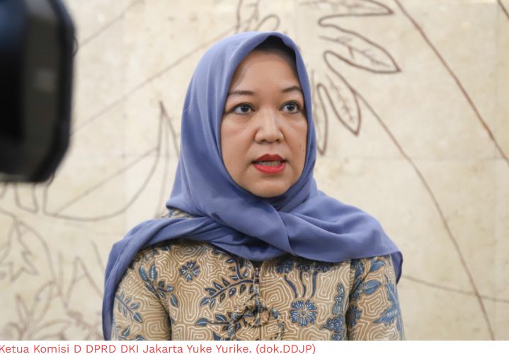 Ketimpangan Sosial dan Kemiskinan Ekstrem Disorot Legislator February 5, 2026 6:27 pm Ketua Komisi D DPRD DKI Jakarta Yuke Yurike menegaskan, pengurangan ketimpangan sosial dan kemiskinan masih menjadi tantangan utama dalam perencanaan pembangunan DKI Jakarta mendatang. Yuke mengungkapkan hal itu usai menghadiri Konsultasi Publik Rancangan Awal (Ranwal) Rencana Kerja Pemerintah Daerah (RKPD) DKI Jakarta Tahun 2027. Menurut Yuke, konsultasi itu menjadi momentum penting untuk menyelaraskan rencana pembangunan daerah dengan kebijakan nasional. Termasuk menyesuaikan seluruh program daerah dengan Rencana Pembangunan Jangka Menengah Nasional (RPJMN) dan Rencana Pembangunan Jangka Menengah Daerah (RPJMD) hingga 2044. Ketua Komisi D DPRD DKI Jakarta Yuke Yurike. (dok.DDJP) “Memang yang menjadi tantangan kita, nanti di 2027, adalah bagaimana mengurangi ketimpangan sosial dan kemiskinan di Jakarta,” ujar Yuke. “Yang jelas, perencanaan harus selaras dengan RPJMN nasional serta RPJMD hingga 2045,” tambah Yuke. Pemprov DKI Jakarta, sambung Yuke, perlu menyesuaikan sejumlah program dengan pemerintah pusat. Misalnya, pembangunan infrastruktur kota, pendidikan, dan kesehatan. Meski demikian, Yuke mengapresiasi Pemprov DKI Jakarta atas perbaikan kondisi pembangunan daerah. “Secara umum, pembangunan DKI ini cenderung membaik, Namun khusus pada ketimpangan dan kesenjangan antargenerasi, itu masih cukup timpang,” kata politisi PDI Perjuangan itu. Yuke berharap, program-program Pemprov DKI Jakarta pada 2027 sesuai berjalan sesuai target yang lebih konkret. Menurunkan ketimpangan sosial dan kemiskinan ekstrem. Selain itu, Yuke mengimbau Pemprov DKI Jakarta fokus terhadap pembangunan dan infrastruktur kota. Namun, penentuan prioritas harus mempertimbangkan kondisi keuangan daerah. “Tantangan kita tentu kondisi keuangan yang mungkin belum sepenuhnya stabil, sehingga kita harus benar-benar mencermati mana yang menjadi prioritas,” jelas dia. Selain infrastruktur, tambah Yuke, sektor-sektor mendasar seperti kesehatan, pendidikan, dan layanan dasar lainnya juga tidak kalah penting untuk diperhatikan. “Itu semua harus disesuaikan dengan kondisi fiskal yang ada,” ungkap Yuke. Komisi D berkomitmen mendukung program-program pembangunan kota Jakarta. Sehingga target yang ditetapkan dapat terpenuhi secara optimal. “Kita akan memaksimalkan apa yang bisa kita dukung. Mudah-mudahan kondisi fiskal kita juga baik, sehingga program yang direncanakan untuk DKI Jakarta 2027 benar-benar bisa sesuai target,” tutup dia. Diskusi publik tersebut, harap Yuke, dapat melibatkan seluruh pemangku kepentingan. Sehingga menghasilkan arah kebijakan yang sejalan dengan pemerintah pusat. “Mudah-mudahan diskusi publik ini melibatkan seluruh unsur, sehingga kita bisa menemukan jalan yang paling pas dan menyelaraskannya dengan arahan pemerintah pusat untuk DKI Jakarta,” pungkas Yuke. (apn/df)