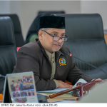 Ranperda RPIP 2026–2046, Peluang Tekan Angka Pengangguran February 3, 2026 6:03 pm Pembahasan pasal demi pasal Ranperda tentang Rencana Pembangunan Industri Provinsi (RPIP) DKI Jakarta Tahun 2026–2046 telah rampung. Ketua Bapemperda Abdul Aziz berharap, Ranperda itu menjadi solusi strategis menekan angka pengangguran di ibukota. Ia menilai, salah satu kekuatan utama regulasi itu terletak pada penguatan antara dunia pendidikan dan kebutuhan industri. Agar kebijakan berjalan optimal, perlu kolaborasi antarperangkat daerah. Ketua Bapemperda DPRD DKI Jakarta Abdul Aziz. (dok.DDJP) “Harus ada kerja sama dengan Dinas Pendidikan dan juga dengan Dinas Tenaga Kerja terkait dengan Perda ini,” ujar Aziz, Selasa (3/2). Arah pengembangan industri di Jakarta ke depan, lanjut Aziz, bersifat spesifik. Membutuhkan tenaga kerja yang benar-benar siap pakai. Karena itu, pendidikan vokasi menjadi kunci utama. “Kita harus berkoordinasi dengan Dinas Pendidikan agar menyiapkan tenaga kerja siap pakai,” kata Aziz. Penyusunan kurikulum SMA dan SMK, perlu berdasarkan kebutuhan dunia usaha dan dunia industri. Sehingga lulusan sekolah kejuruan tidak lagi kesulitan masuk ke pasar kerja. “Yang direkrut sekian ribu orang ini akan otomatis terserap 100 persen ke industri tersebut,” ungkap Aziz. Ia berharap, kebijakan tersebut mampu menjawab persoalan rendahnya penyerapan tenaga kerja di DKI Jakarta. Keberadaan regulasi itu, meminimalisasi angka pengangguran dari lulusan pendidikan kejuruan. Sementara, industri mendapatkan tenaga kerja sesuai kebutuhan. “Lulusan-lulusan SMK ini tidak lagi ada pengangguran,” pungkas Aziz. (gie/df)