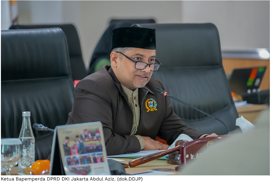 Ranperda RPIP 2026–2046, Peluang Tekan Angka Pengangguran February 3, 2026 6:03 pm Pembahasan pasal demi pasal Ranperda tentang Rencana Pembangunan Industri Provinsi (RPIP) DKI Jakarta Tahun 2026–2046 telah rampung. Ketua Bapemperda Abdul Aziz berharap, Ranperda itu menjadi solusi strategis menekan angka pengangguran di ibukota. Ia menilai, salah satu kekuatan utama regulasi itu terletak pada penguatan antara dunia pendidikan dan kebutuhan industri. Agar kebijakan berjalan optimal, perlu kolaborasi antarperangkat daerah. Ketua Bapemperda DPRD DKI Jakarta Abdul Aziz. (dok.DDJP) “Harus ada kerja sama dengan Dinas Pendidikan dan juga dengan Dinas Tenaga Kerja terkait dengan Perda ini,” ujar Aziz, Selasa (3/2). Arah pengembangan industri di Jakarta ke depan, lanjut Aziz, bersifat spesifik. Membutuhkan tenaga kerja yang benar-benar siap pakai. Karena itu, pendidikan vokasi menjadi kunci utama. “Kita harus berkoordinasi dengan Dinas Pendidikan agar menyiapkan tenaga kerja siap pakai,” kata Aziz. Penyusunan kurikulum SMA dan SMK, perlu berdasarkan kebutuhan dunia usaha dan dunia industri. Sehingga lulusan sekolah kejuruan tidak lagi kesulitan masuk ke pasar kerja. “Yang direkrut sekian ribu orang ini akan otomatis terserap 100 persen ke industri tersebut,” ungkap Aziz. Ia berharap, kebijakan tersebut mampu menjawab persoalan rendahnya penyerapan tenaga kerja di DKI Jakarta. Keberadaan regulasi itu, meminimalisasi angka pengangguran dari lulusan pendidikan kejuruan. Sementara, industri mendapatkan tenaga kerja sesuai kebutuhan. “Lulusan-lulusan SMK ini tidak lagi ada pengangguran,” pungkas Aziz. (gie/df)