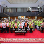 Khoirudin Optimistis FORKI DKI Jakarta Berprestasi di PON 2028 February 11, 2026 2:05 pm Ketua DPRD DKI Jakarta Khoirudin menghadiri pelantikan Pengurus Provinsi Federasi Olahraga Karate-Do Indonesia (FORKI) DKI Jakarta periode 2025–2029 di Balaikota DKI Jakarta, Rabu (11/2). Pelantikan tersebut menjadi awal konsolidasi organisasi untuk memperkuat pembinaan atlet karate. Sekaligus membidik prestasi tertinggi pada ajang Pekan Olahraga Nasional (PON) 2028. Dalam kesempatan itu, Khoirudin menyampaikan optimisme terhadap kepengurusan baru FORKI DKI Jakarta. Ia menilai, Jakarta punya potensi besar meraih prestasi puncak pada ajang olahraga nasional. “Saya mengucapkan selamat bertugas kepada pengurus FORKI DKI Jakarta. Saya optimistis FORKI mampu meraih banyak medali emas,” terang Khoirudin. Khoirudin yang juga menjabat sebagai Dewan Pelindung FORKI DKI Jakarta menegaskan, pembinaan karate di Jakarta harus berorientasi pada target PON 2028. “Saya berharap Jakarta dapat menjadi juara umum pada PON 2028,” jelas Khoirudin. Sementara itu, Ketua FORKI DKI Jakarta Mayjen TNI Herianto Syahputra menegaskan, pelantikan pengurus menjadi titik awal kerja nyata dalam membangun prestasi karate Jakarta. “Pelantikan ini bukan sekadar seremonial, melainkan awal kerja seluruh pengurus untuk melahirkan atlet karate yang berprestasi, berkarakter, dan menjunjung tinggi sportivitas,” terang Herianto. Gubernur Pramono Anung juga menaruh harapan besar terhadap kontribusi FORKI DKI Jakarta pada ajang olahraga nasional. “Target kami jelas, FORKI DKI Jakarta harus menjadi salah satu penopang utama Jakarta untuk meraih juara umum PON 2028,” pungkas Pramono. (all/df)