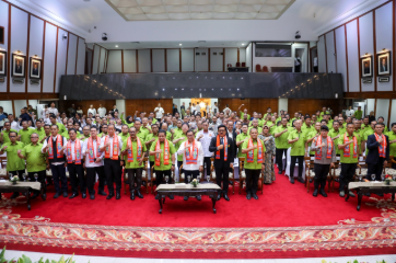 Khoirudin Optimistis FORKI DKI Jakarta Berprestasi di PON 2028 February 11, 2026 2:05 pm Ketua DPRD DKI Jakarta Khoirudin menghadiri pelantikan Pengurus Provinsi Federasi Olahraga Karate-Do Indonesia (FORKI) DKI Jakarta periode 2025–2029 di Balaikota DKI Jakarta, Rabu (11/2). Pelantikan tersebut menjadi awal konsolidasi organisasi untuk memperkuat pembinaan atlet karate. Sekaligus membidik prestasi tertinggi pada ajang Pekan Olahraga Nasional (PON) 2028. Dalam kesempatan itu, Khoirudin menyampaikan optimisme terhadap kepengurusan baru FORKI DKI Jakarta. Ia menilai, Jakarta punya potensi besar meraih prestasi puncak pada ajang olahraga nasional. “Saya mengucapkan selamat bertugas kepada pengurus FORKI DKI Jakarta. Saya optimistis FORKI mampu meraih banyak medali emas,” terang Khoirudin. Khoirudin yang juga menjabat sebagai Dewan Pelindung FORKI DKI Jakarta menegaskan, pembinaan karate di Jakarta harus berorientasi pada target PON 2028. “Saya berharap Jakarta dapat menjadi juara umum pada PON 2028,” jelas Khoirudin. Sementara itu, Ketua FORKI DKI Jakarta Mayjen TNI Herianto Syahputra menegaskan, pelantikan pengurus menjadi titik awal kerja nyata dalam membangun prestasi karate Jakarta. “Pelantikan ini bukan sekadar seremonial, melainkan awal kerja seluruh pengurus untuk melahirkan atlet karate yang berprestasi, berkarakter, dan menjunjung tinggi sportivitas,” terang Herianto. Gubernur Pramono Anung juga menaruh harapan besar terhadap kontribusi FORKI DKI Jakarta pada ajang olahraga nasional. “Target kami jelas, FORKI DKI Jakarta harus menjadi salah satu penopang utama Jakarta untuk meraih juara umum PON 2028,” pungkas Pramono. (all/df)