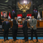 Komitmen Wujudkan Sistem Pangan Berkelanjutan February 2, 2026 4:21 pm Pemerintah provinsi bersama DPRD DKI Jakarta menegaskan komitmen dalam menjamin pemenuhan pangan yang aman, bergizi, dan terjangkau bagi seluruh warga. Di antaranya melalui penyusunan Rancangan Peraturan Daerah (Ranperda) tentang Penyelenggaraan Sistem Pangan. Komitmen itu terungkap dalam pidato gubernur pada Rapat Paripurna DPRD DKI Jakarta lewat Sekretaris Daerah (Sekda) DKI Jakarta Uus Kuswanto. Dalam pidato itu, Jakarta memiliki tantangan khas sebagai kota besar dengan kepadatan penduduk tinggi, keterbatasan lahan, serta ketergantungan yang besar terhadap pasokan pangan dari luar daerah. Kondisi tersebut menuntut adanya sistem pangan yang terencana, terintegrasi, dan berkelanjutan. “Ketergantungan yang besar terhadap pasokan pangan dari luar daerah,” ujar Uus di Gedung DPRD DKI Jakarta, Senin (2/2). Berdasarkan proyeksi kependudukan, jumlah penduduk Jakarta pada 2024 mencapai 10.685.900 jiwa. Kepadatan penduduk mencapai 16.165 jiwa per kilometer persegi. Pemprov menilai, kondisi tersebut menjadi dasar penting kebijakan pangan yang adaptif dan inklusif. Terlebih dengan tingginya mobilitas komuter dari wilayah penyangga. Pemenuhan kebutuhan dasar, khususnya pangan, merupakan fondasi utama dalam mewujudkan kesejahteraan masyarakat dan stabilitas daerah. “Pemenuhan kebutuhan dasar menjadi hal mutlak untuk memastikan kesejahteraan hidup warga, terutama pangan,” tutur Uus. Melalui Ranperda Penyelenggaraan Sistem Pangan, Pemprov DKI Jakarta berupaya menjawab berbagai tantangan. Mulai dari ketimpangan akses pangan, kesenjangan kualitas konsumsi masyarakat, keterbatasan lahan produksi, hingga persoalan kehilangan dan sampah makanan. Sehingga, perlu penguatan Cadangan Pangan Pemerintah Daerah (CPPD). Termasuk perluasan program intervensi pangan bagi masyarakat berpendapatan rendah (MBR) dan kelompok rentan. Penyelenggaraan sistem pangan yang berkelanjutan, menjadi bagian penting dari transformasi Jakarta menuju pusat perekonomian nasional dan kota global. Pemenuhan pangan merupakan hak dasar warga. Negara menjamin dengan melibatkan seluruh pemangku kepentingan. Melalui regulasi, Pemprov DKI Jakarta menargetkan peningkatan kemandirian penyediaan pangan, penyediaan pangan yang beragam, aman, dan terjangkau. Begitu pula menjamin peningkatan kesejahteraan pelaku usaha pangan, serta perlindungan dan pengembangan sumber daya pangan daerah. Oleh karenanya, Pemprov DKI memandang penyusunan Ranperda tersebut selaras dengan Program Prioritas Pembangunan Daerah Tahun 2025–2029. “Menyasar pembangunan inklusif dan penghidupan yang layak melalui penjaminan kebutuhan dasar dan perlindungan sosial,” tutur Uus. Usai pidato gubernur, Ketua DPRD DKI Jakarta Khoirudin mengatakan, seluruh anggota DPRD akan segera mendalami dan mencermati untuk merangkum menjadi bahan pandangan umum fraksi-fraksi. “Hasilnya akan disampaikan dalam rapat paripurna pada hari Senin, 9 Februari 2026, pukul 10.00 WIB,” pungkas Khoirudin. (gie/df)