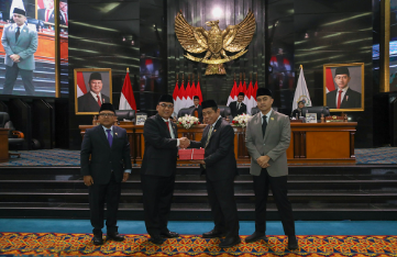 Komitmen Wujudkan Sistem Pangan Berkelanjutan February 2, 2026 4:21 pm Pemerintah provinsi bersama DPRD DKI Jakarta menegaskan komitmen dalam menjamin pemenuhan pangan yang aman, bergizi, dan terjangkau bagi seluruh warga. Di antaranya melalui penyusunan Rancangan Peraturan Daerah (Ranperda) tentang Penyelenggaraan Sistem Pangan. Komitmen itu terungkap dalam pidato gubernur pada Rapat Paripurna DPRD DKI Jakarta lewat Sekretaris Daerah (Sekda) DKI Jakarta Uus Kuswanto. Dalam pidato itu, Jakarta memiliki tantangan khas sebagai kota besar dengan kepadatan penduduk tinggi, keterbatasan lahan, serta ketergantungan yang besar terhadap pasokan pangan dari luar daerah. Kondisi tersebut menuntut adanya sistem pangan yang terencana, terintegrasi, dan berkelanjutan. “Ketergantungan yang besar terhadap pasokan pangan dari luar daerah,” ujar Uus di Gedung DPRD DKI Jakarta, Senin (2/2). Berdasarkan proyeksi kependudukan, jumlah penduduk Jakarta pada 2024 mencapai 10.685.900 jiwa. Kepadatan penduduk mencapai 16.165 jiwa per kilometer persegi. Pemprov menilai, kondisi tersebut menjadi dasar penting kebijakan pangan yang adaptif dan inklusif. Terlebih dengan tingginya mobilitas komuter dari wilayah penyangga. Pemenuhan kebutuhan dasar, khususnya pangan, merupakan fondasi utama dalam mewujudkan kesejahteraan masyarakat dan stabilitas daerah. “Pemenuhan kebutuhan dasar menjadi hal mutlak untuk memastikan kesejahteraan hidup warga, terutama pangan,” tutur Uus. Melalui Ranperda Penyelenggaraan Sistem Pangan, Pemprov DKI Jakarta berupaya menjawab berbagai tantangan. Mulai dari ketimpangan akses pangan, kesenjangan kualitas konsumsi masyarakat, keterbatasan lahan produksi, hingga persoalan kehilangan dan sampah makanan. Sehingga, perlu penguatan Cadangan Pangan Pemerintah Daerah (CPPD). Termasuk perluasan program intervensi pangan bagi masyarakat berpendapatan rendah (MBR) dan kelompok rentan. Penyelenggaraan sistem pangan yang berkelanjutan, menjadi bagian penting dari transformasi Jakarta menuju pusat perekonomian nasional dan kota global. Pemenuhan pangan merupakan hak dasar warga. Negara menjamin dengan melibatkan seluruh pemangku kepentingan. Melalui regulasi, Pemprov DKI Jakarta menargetkan peningkatan kemandirian penyediaan pangan, penyediaan pangan yang beragam, aman, dan terjangkau. Begitu pula menjamin peningkatan kesejahteraan pelaku usaha pangan, serta perlindungan dan pengembangan sumber daya pangan daerah. Oleh karenanya, Pemprov DKI memandang penyusunan Ranperda tersebut selaras dengan Program Prioritas Pembangunan Daerah Tahun 2025–2029. “Menyasar pembangunan inklusif dan penghidupan yang layak melalui penjaminan kebutuhan dasar dan perlindungan sosial,” tutur Uus. Usai pidato gubernur, Ketua DPRD DKI Jakarta Khoirudin mengatakan, seluruh anggota DPRD akan segera mendalami dan mencermati untuk merangkum menjadi bahan pandangan umum fraksi-fraksi. “Hasilnya akan disampaikan dalam rapat paripurna pada hari Senin, 9 Februari 2026, pukul 10.00 WIB,” pungkas Khoirudin. (gie/df)