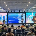 Forum Konsultasi Publik Ranwal RKPD 2027 February 5, 2026 5:00 pm DPRD DKI Jakarta turut menghadiri forum konsultasi publik yang digelar oleh Pemerintah Provinsi (Pemprov) DKI Jakarta mengenai rancangan awal (Ranwal) Rencana Kerja Pemerintah Daerah (RKPD) Tahun 2027, Kamis (5/2). Hadir Ketua Komisi D Yuke Yurike bersama Anggota Komisi D Judistira Hermawan, Anggota Komisi D Ali Muhammad Johan, Anggota Komisi B Muhammad Taufik Zoelkifli, dan Sekretaris DPRD Augustinus. Dalam sambutan, Sekretaris Daerah DKI Jakarta Uus Kuswanto menyampaikan, forum itu sebagai wadah sinergi dan bertukar gagasan dalam meningkatkan pelayanan publik. Mewujudkan pembangunan kota Jakarta yang berdaya saing secara global. Penyusunan perencanaan pembangunan daerah, lanjut Uus, merupakan bagian dari sistem pembangunan nasional. Sehingga saling terhubung antara kebijakan nasional, visi jangka panjang, visi kepala daerah, hingga fokus pembangunan tahunan. Uus mengatakan, arah pembangunan Jakarta tahun 2027 harus selaras dengan arah kebijakan nasional yang tertuang dalam dokumen perencanaan nasional. “Di antaranya yaitu, RPJPN Tahun 2025-2045, RPJMN Tahun 2025-2029, dan RKP Tahun 2027,” ujar Uus. Uus menambahkan, pelaksanaan pembangunan kota agar berpedoman pada ketentuan peraturan dan perundang-undangan. Hal itu wajib dalam merumuskan arah pembangunan Jakarta pada 2027. “Hal itu penting untuk mempertimbangkan kondisi aktual serta berbagai tantangan yang dihadapi ke depan,” kata Uus. Kegiatan itu terlaksana berdasarkan Surat Nomor e-0016/RB.02.03 yang ditandatangani Sekretaris Daerah DKI Jakarta Uus Kuswanto. (apn/df)