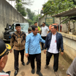 Lahan Makam Serang Jakbar Butuh Perluasan February 11, 2026 3:02 pm Ketua DPRD DKI Jakarta Khoirudin meninjau Tanah Wakaf Makam Serang di Jalan Meruya Utara RT 006/001 Nomor 03, Kelurahan Meruya Utara, Kecamatan Kembangan, Jakarta Barat, Selasa (11/2/). Peninjauan itu menindaklanjuti aspirasi warga terkait keterbatasan lahan pemakaman. Dalam kunjungan tersebut, Khoirudin didampingi Sekretaris Kota Jakarta Barat Firmanudin Ibrahim, Kepala Bidang Pemakaman Dinas Pertamanan dan Hutan Kota Siti Hasni, serta camat dan lurah setempat. Ia menyampaikan, tiga lokasi makam di kawasan Meruya telah penuh dan tidak lagi dapat menampung jenazah. “Ini aspirasi 10 RW di Meruya. Tiga titik makam sudah penuh dan tidak memungkinkan lagi menampung jenazah,” ujar Khoirudin. Khoirudin menegaskan, pemerintah harus segera merespons kebutuhan dasar masyarakat. Khususnya penyediaan lahan pemakaman. “Yang diminta warga adalah perluasan makam. Saya akan siapkan anggarannya agar segera diproses,” jelas Khoirudin. Sementara itu, Kepala Bidang Pemakaman Dinas Pertamanan dan Hutan Kota Siti Hasni membenarkan kondisi keterbatasan lahan makam. “Kenyataannya lahan makam saat itu terbatas. Jika perluasan dapat dipenuhi, paling tidak bisa melayani warga sekitar,” terang Siti Hasni. Khoirudin berharap, koordinasi antarperangkat daerah dapat mempercepat proses administrasi dan penganggaran. Sehingga perluasan makam segera terealisasi. Pelayanan pemakaman merupakan kebutuhan dasar masyarakat. “Kita tidak bisa membiarkan warga kesulitan mendapatkan tempat pemakaman. Pemerintah harus hadir dan memastikan kebutuhan itu terpenuhi,” tukas Khoirudin. (all/df)