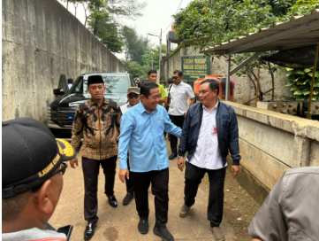 Lahan Makam Serang Jakbar Butuh Perluasan February 11, 2026 3:02 pm Ketua DPRD DKI Jakarta Khoirudin meninjau Tanah Wakaf Makam Serang di Jalan Meruya Utara RT 006/001 Nomor 03, Kelurahan Meruya Utara, Kecamatan Kembangan, Jakarta Barat, Selasa (11/2/). Peninjauan itu menindaklanjuti aspirasi warga terkait keterbatasan lahan pemakaman. Dalam kunjungan tersebut, Khoirudin didampingi Sekretaris Kota Jakarta Barat Firmanudin Ibrahim, Kepala Bidang Pemakaman Dinas Pertamanan dan Hutan Kota Siti Hasni, serta camat dan lurah setempat. Ia menyampaikan, tiga lokasi makam di kawasan Meruya telah penuh dan tidak lagi dapat menampung jenazah. “Ini aspirasi 10 RW di Meruya. Tiga titik makam sudah penuh dan tidak memungkinkan lagi menampung jenazah,” ujar Khoirudin. Khoirudin menegaskan, pemerintah harus segera merespons kebutuhan dasar masyarakat. Khususnya penyediaan lahan pemakaman. “Yang diminta warga adalah perluasan makam. Saya akan siapkan anggarannya agar segera diproses,” jelas Khoirudin. Sementara itu, Kepala Bidang Pemakaman Dinas Pertamanan dan Hutan Kota Siti Hasni membenarkan kondisi keterbatasan lahan makam. “Kenyataannya lahan makam saat itu terbatas. Jika perluasan dapat dipenuhi, paling tidak bisa melayani warga sekitar,” terang Siti Hasni. Khoirudin berharap, koordinasi antarperangkat daerah dapat mempercepat proses administrasi dan penganggaran. Sehingga perluasan makam segera terealisasi. Pelayanan pemakaman merupakan kebutuhan dasar masyarakat. “Kita tidak bisa membiarkan warga kesulitan mendapatkan tempat pemakaman. Pemerintah harus hadir dan memastikan kebutuhan itu terpenuhi,” tukas Khoirudin. (all/df)