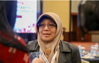 Legislator Apresiasi Gerak Cepat Penanganan Tumpukan Sampah February 26, 2026 10:05 am Anggota Komisi E DPRD DKI Jakarta Sholikhah mengapresiasi penanganan terhadap tumpukan sampah di lingkungan permukiman RT 013 RW 03, Duri Kosambi, Cengkareng, Jakarta Barat, pada Senin (23/2). Sebelumnya, Sholikhah menampung aspirasi warga lewat kegiatan reses. Selanjutnya, ia berkoordinasi dengan pihak kelurahan setempat. Pihak kelurahan setempat pun langsung menerjunkan petugas Penanganan Prasaranan Sarana Umum (PPSU). Alhasil, lokasi penumpukan sampah teratasi. Sholikhah juga berharap, kegiatan reses terus menjadi sarana efektif mempererat hubungan antara wakil rakyat dan warga. “Serta mendorong percepatan penyelesaian berbagai permasalahan di lingkungan,” ujar politisi PKS itu. Tindakan cepat penanganan tumpukan sampah itu menuai apresiasi warga. “Terima kasih kepada Ibu Hj. Sholikhah atas kepedulian dan komitmen memperjuangkan kepentingan masyarakat,” ucap seorang warga. (red)