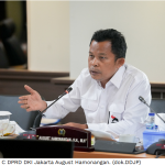 Legislator Desak Penghentian Sementara Pembangunan Gedung Swasta February 10, 2026 10:07 am Penggunaan air tanah pada bangunan gedung berdampak pada penurunan permukaan tanah di Jakarta. Demikian ungkap Anggota Komisi C DPRD DKI Jakarta August Hamonangan. Karena itu, politisi Partai Solidaritas Indonesia (PSI) itu mendesak Pemprov DKI Jakarta bertindak tegas. August mengungkapkan hal itu sebagai respons atas kebijakan Gubernur Pramono Anung yang melarang gedung-gedung menggunakan air tanah. Larangan itu tertuang dalam Peraturan Gubernur (Pergub) Nomor 5 Tahun 2026 tentang Efisiensi Energi dan Air pada Bangunan Gedung. Anggota Komisi C DPRD DKI Jakarta August Hamonangan. (dok.DDJP) “Sekarang kita perlu kebijakan yang lebih tegas lagi,” ujar August, beberapa waktu lalu. Menurut dia, Pemprov DKI perlu moratorium atau penghentian sementara pembangunan gedung-gedung bertingkat. Terkecuali proyek rumah susun sederhana sewa (Rusunawa). “Pembangunan gedung-gedung besar bertingkat seperti mal, hotel, dan perkantoran besar dihentikan,” tegas August. Moratorium tersebut, lanjut dia, tentunya tidak pada proyek-proyek Rusunawa. Sebab, bermanfaat langsung bagi masyarakat. Sebelumnya, Gubernur Pramono menerbitkan Pergub Nomor 5 Tahun 2026 tentang Efisiensi Energi dan Air pada Bangunan Gedung. Satu poin di dalam Pergub itu, pengawasan ketat terhadap penggunaan air tanah oleh bangunan-bangunan. “Seluruhnya sudah dilarang menggunakan air tanah,” pungkas Pramono. (red)
