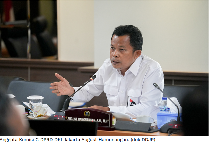 Legislator Desak Penghentian Sementara Pembangunan Gedung Swasta February 10, 2026 10:07 am Penggunaan air tanah pada bangunan gedung berdampak pada penurunan permukaan tanah di Jakarta. Demikian ungkap Anggota Komisi C DPRD DKI Jakarta August Hamonangan. Karena itu, politisi Partai Solidaritas Indonesia (PSI) itu mendesak Pemprov DKI Jakarta bertindak tegas. August mengungkapkan hal itu sebagai respons atas kebijakan Gubernur Pramono Anung yang melarang gedung-gedung menggunakan air tanah. Larangan itu tertuang dalam Peraturan Gubernur (Pergub) Nomor 5 Tahun 2026 tentang Efisiensi Energi dan Air pada Bangunan Gedung. Anggota Komisi C DPRD DKI Jakarta August Hamonangan. (dok.DDJP) “Sekarang kita perlu kebijakan yang lebih tegas lagi,” ujar August, beberapa waktu lalu. Menurut dia, Pemprov DKI perlu moratorium atau penghentian sementara pembangunan gedung-gedung bertingkat. Terkecuali proyek rumah susun sederhana sewa (Rusunawa). “Pembangunan gedung-gedung besar bertingkat seperti mal, hotel, dan perkantoran besar dihentikan,” tegas August. Moratorium tersebut, lanjut dia, tentunya tidak pada proyek-proyek Rusunawa. Sebab, bermanfaat langsung bagi masyarakat. Sebelumnya, Gubernur Pramono menerbitkan Pergub Nomor 5 Tahun 2026 tentang Efisiensi Energi dan Air pada Bangunan Gedung. Satu poin di dalam Pergub itu, pengawasan ketat terhadap penggunaan air tanah oleh bangunan-bangunan. “Seluruhnya sudah dilarang menggunakan air tanah,” pungkas Pramono. (red)