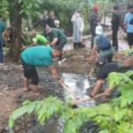 Lenteng Agung Berpartisipasi #JagaJakartaBersih February 8, 2026 9:18 am Beragam elemen masyarakat di Kelurahan Lenteng Agung, Jakarta Selatan, berpartisioaai dalam gerakan #JagaJakarta, Minggu (8/2/2026). Aksi bersih-bersih warga diikuti oleh sekitar 70 personel Sekretariat DRPD DKI Jakarta. Salah satu titik sasaran aksi ini adalah saluran air yang lokasinya berdekatan dengan tempat penampungan sampah warga. Mereka bermodalkan cangkul, garu, dan sekop, melebarkan saluran air. “Kami ikut membersihkan salurah got, agar alirannya lebih lancar. Tapi saya lihat juga lingkingan ini memang udah tertata dengan baik,” ujar Kepala Subbagian Persidangan dan Risalah Mukholik Maswi. Mukholik menambahkan, aksi itu adalah bentuk kontribusi personel ASN dan non-ASN Sekretariat DPRD DKI Jakarta dalam menjaga Jakarta yang bersih. Aksi itu mejadi inspirasi bagi seluruh elemen masyarakat. Lurah Lenteng Agung Abdul Haris mengungkapkan hal senada. “Kegiatan ini menggugah kesadaran bersama bahwa kerja baki dan gotong royong itu selalu ada. PPSU itu hanya diper atukan, namun kesadaran masyarakat adalah tulang punggungnya,” kata Abdul Haris. “Terima kasih kepada personel Sekretariat DPRD DKI Jakarta yang ikut peduli #JagaJakarta. Semoga masyarakat jadi termotivasi,” kata dia. Apel bersama di SDN 011 Lenteng Agung mengawali kegiatan tersebut. Kaum ibu, lengkap dengan seragam PKK juga berpartisipasi. Mereka menyajikan minuman hangat dan cemilan untuk para penggiat kebersihan. (yen/df)