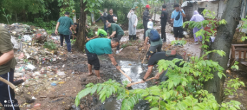 Lenteng Agung Berpartisipasi #JagaJakartaBersih February 8, 2026 9:18 am Beragam elemen masyarakat di Kelurahan Lenteng Agung, Jakarta Selatan, berpartisioaai dalam gerakan #JagaJakarta, Minggu (8/2/2026). Aksi bersih-bersih warga diikuti oleh sekitar 70 personel Sekretariat DRPD DKI Jakarta. Salah satu titik sasaran aksi ini adalah saluran air yang lokasinya berdekatan dengan tempat penampungan sampah warga. Mereka bermodalkan cangkul, garu, dan sekop, melebarkan saluran air. “Kami ikut membersihkan salurah got, agar alirannya lebih lancar. Tapi saya lihat juga lingkingan ini memang udah tertata dengan baik,” ujar Kepala Subbagian Persidangan dan Risalah Mukholik Maswi. Mukholik menambahkan, aksi itu adalah bentuk kontribusi personel ASN dan non-ASN Sekretariat DPRD DKI Jakarta dalam menjaga Jakarta yang bersih. Aksi itu mejadi inspirasi bagi seluruh elemen masyarakat. Lurah Lenteng Agung Abdul Haris mengungkapkan hal senada. “Kegiatan ini menggugah kesadaran bersama bahwa kerja baki dan gotong royong itu selalu ada. PPSU itu hanya diper atukan, namun kesadaran masyarakat adalah tulang punggungnya,” kata Abdul Haris. “Terima kasih kepada personel Sekretariat DPRD DKI Jakarta yang ikut peduli #JagaJakarta. Semoga masyarakat jadi termotivasi,” kata dia. Apel bersama di SDN 011 Lenteng Agung mengawali kegiatan tersebut. Kaum ibu, lengkap dengan seragam PKK juga berpartisipasi. Mereka menyajikan minuman hangat dan cemilan untuk para penggiat kebersihan. (yen/df)