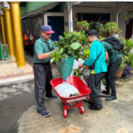Lurah Cipedak Apresiasi Kegiatan Jaga Jakarta Bersih Sekretariat DPRD DKI February 8, 2026 11:34 am Lurah Cipedak Hariadi Aulia mengapresiasi pelaksanaan Gerakan Jaga Jakarta Bersih yang dilaksanakan Sekretariat DPRD Provinsi DKI Jakarta di wilayah Kelurahan Cipedak, Kecamatan Jagakarsa, Jakarta Selatan, Minggu (8/2). Kegiatan gotong royong tersebut dinilai mampu memperkuat kolaborasi aparatur pemerintah dan masyarakat dalam menjaga kebersihan lingkungan. Hariadi Aulia menyebut keterlibatan Sekretariat DPRD DKI Jakarta memberi dampak positif bagi wilayahnya. Kegiatan tersebut tidak hanya meningkatkan kebersihan lingkungan, tetapi juga mendorong semangat kebersamaan dan partisipasi warga. “Jika kegiatan itu dijalankan secara berkelanjutan, hasilnya akan lebih baik dan pelaksanaannya semakin terorganisir,” terang Hariadi di lokasi kegiatan. Ia menjelaskan, kehadiran aparatur pemerintah di tengah masyarakat mendorong warga untuk ikut menjaga kebersihan lingkungan. Partisipasi aktif warga terlihat dari antusiasme RT, RW, dan masyarakat selama kegiatan berlangsung. “Antusiasme warga terlihat sangat tinggi dan lingkungan terasa lebih hidup,” terang Hariadi. Hariadi Aulia juga menyoroti karakter wilayah Kecamatan Jagakarsa yang memiliki banyak kawasan hijau. Kondisi tersebut membuat wilayah itu relatif tidak rawan banjir, namun memiliki potensi risiko lain yang perlu diantisipasi. “Perhatian utama di Jagakarsa tertuju pada potensi pohon tumbang akibat angin kencang,” terang Hariadi. Sementara itu, Kepala Bagian Hubungan Masyarakat dan Protokol Sekretariat DPRD Provinsi DKI Jakarta Dyah Suryani menjelaskan jumlah personel yang terlibat dalam kegiatan Jaga Jakarta Bersih di Kelurahan Cipedak. Kegiatan tersebut melibatkan aparatur sipil negara (ASN), tenaga ahli, serta Penyedia Jasa Lainnya Perorangan (PJLP). “Sebanyak 17 ASN serta 53 tenaga ahli dan PJLP dilibatkan, sehingga total peserta mencapai 73 personel,” terang Dyah. Senada dengan Hariadi, Dyah Suryani menyampaikan, berharap kegiatan tersebut bermanfaat nyata bagi masyarakat. Sekaligus menumbuhkan kesadaran kolektif dalam menjaga kebersihan lingkungan. “Kegiatan itu diharapkan dapat terus berlanjut agar kebersihan lingkungan terjaga dan manfaatnya dirasakan masyarakat,” pungkas Dyah. (all/df)