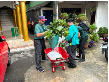Lurah Cipedak Apresiasi Kegiatan Jaga Jakarta Bersih Sekretariat DPRD DKI February 8, 2026 11:34 am Lurah Cipedak Hariadi Aulia mengapresiasi pelaksanaan Gerakan Jaga Jakarta Bersih yang dilaksanakan Sekretariat DPRD Provinsi DKI Jakarta di wilayah Kelurahan Cipedak, Kecamatan Jagakarsa, Jakarta Selatan, Minggu (8/2). Kegiatan gotong royong tersebut dinilai mampu memperkuat kolaborasi aparatur pemerintah dan masyarakat dalam menjaga kebersihan lingkungan. Hariadi Aulia menyebut keterlibatan Sekretariat DPRD DKI Jakarta memberi dampak positif bagi wilayahnya. Kegiatan tersebut tidak hanya meningkatkan kebersihan lingkungan, tetapi juga mendorong semangat kebersamaan dan partisipasi warga. “Jika kegiatan itu dijalankan secara berkelanjutan, hasilnya akan lebih baik dan pelaksanaannya semakin terorganisir,” terang Hariadi di lokasi kegiatan. Ia menjelaskan, kehadiran aparatur pemerintah di tengah masyarakat mendorong warga untuk ikut menjaga kebersihan lingkungan. Partisipasi aktif warga terlihat dari antusiasme RT, RW, dan masyarakat selama kegiatan berlangsung. “Antusiasme warga terlihat sangat tinggi dan lingkungan terasa lebih hidup,” terang Hariadi. Hariadi Aulia juga menyoroti karakter wilayah Kecamatan Jagakarsa yang memiliki banyak kawasan hijau. Kondisi tersebut membuat wilayah itu relatif tidak rawan banjir, namun memiliki potensi risiko lain yang perlu diantisipasi. “Perhatian utama di Jagakarsa tertuju pada potensi pohon tumbang akibat angin kencang,” terang Hariadi. Sementara itu, Kepala Bagian Hubungan Masyarakat dan Protokol Sekretariat DPRD Provinsi DKI Jakarta Dyah Suryani menjelaskan jumlah personel yang terlibat dalam kegiatan Jaga Jakarta Bersih di Kelurahan Cipedak. Kegiatan tersebut melibatkan aparatur sipil negara (ASN), tenaga ahli, serta Penyedia Jasa Lainnya Perorangan (PJLP). “Sebanyak 17 ASN serta 53 tenaga ahli dan PJLP dilibatkan, sehingga total peserta mencapai 73 personel,” terang Dyah. Senada dengan Hariadi, Dyah Suryani menyampaikan, berharap kegiatan tersebut bermanfaat nyata bagi masyarakat. Sekaligus menumbuhkan kesadaran kolektif dalam menjaga kebersihan lingkungan. “Kegiatan itu diharapkan dapat terus berlanjut agar kebersihan lingkungan terjaga dan manfaatnya dirasakan masyarakat,” pungkas Dyah. (all/df)