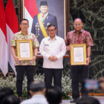 Manfaatkan Fasos Fasum untuk Kepentingan Masyarakat February 4, 2026 1:02 pm DPRD DKI Jakarta mengapresiasi penyerahan fasilitas sosial (Fasos) dan fasilitas umum (Fasum) dari pengembang kepada pemerintah provinsi. Penyerahan itu dengan Penandatanganan Berita Acara Serah Terima (BAST) Semester II Tahun 2025 di Balaikota DKI Jakarta, Rabu (4/2). Ketua Komisi A Inggard Joshua menilai, penyerahan Fasos dan Fasum merupakan kewajiban pengembang. Masyarakat bisa memanfaatkan keberadaannya secara langsung. Ketua Komisi A DPRD DKI Jakarta Inggard Jhosua dan Ketua Komisi D DPRD DKI Jakarta Yuke Yurike menghadiri Penandatanganan Berita Acara Serah Terima (BAST) Semester II Tahun 2025 di Balaikota DKI Jakarta. (dok.DDJP) Menurut Inggard, pemanfaatan Fasos dan Fasum harus tepat sasaran. Baik untuk ruang terbuka hijau, rumah ibadah, maupun sarana olahraga. Memberikan manfaat nyata bagi warga sekitarnya. Ia juga mengapresiasi komitmen Pemprov DKI dalam memastikan pencatatan Fasos dan Fasum sebagai aset daerah. “Saya bangga karena ditegaskan kembali oleh gubernur,” tambah dia. Sementara itu, Gubernur Pramono Anung meminta keberadaan Fasos dan Fasum tak berhenti pada proses administrasi. “Segera dimanfaatkan untuk kepentingan publik sebaik-baiknya,” tegas dia. Pengelolaan aset, kata Pramono, harus secara terbuka dan bertanggung jawab. Jangan sampai, aset tersimpan tanpa pemanfaatan. Akibatnya, masyarakat tidak merasakan manfaat. Dalam kegiatan tersebut, PT. Metropolitan Kentjana Tbk dan RW 18 Kompleks Sunter Garden menyerahkan Fasos dan Fasum. Secara simbolis, Walikota Jakarta Utara Hendra Hidayat dan Walikota Jakarta Selatan M. Anwar menyerahkan Fasos dan Fasum kepada Kepala Badan Pengelolaan Aset Daerah Faisal Syafruddin. (all/df)