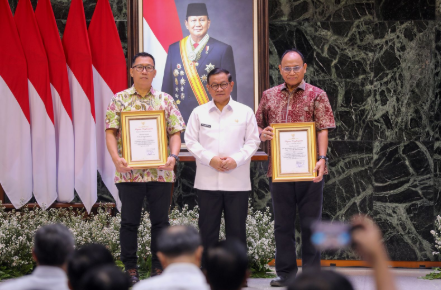 Manfaatkan Fasos Fasum untuk Kepentingan Masyarakat February 4, 2026 1:02 pm DPRD DKI Jakarta mengapresiasi penyerahan fasilitas sosial (Fasos) dan fasilitas umum (Fasum) dari pengembang kepada pemerintah provinsi. Penyerahan itu dengan Penandatanganan Berita Acara Serah Terima (BAST) Semester II Tahun 2025 di Balaikota DKI Jakarta, Rabu (4/2). Ketua Komisi A Inggard Joshua menilai, penyerahan Fasos dan Fasum merupakan kewajiban pengembang. Masyarakat bisa memanfaatkan keberadaannya secara langsung. Ketua Komisi A DPRD DKI Jakarta Inggard Jhosua dan Ketua Komisi D DPRD DKI Jakarta Yuke Yurike menghadiri Penandatanganan Berita Acara Serah Terima (BAST) Semester II Tahun 2025 di Balaikota DKI Jakarta. (dok.DDJP) Menurut Inggard, pemanfaatan Fasos dan Fasum harus tepat sasaran. Baik untuk ruang terbuka hijau, rumah ibadah, maupun sarana olahraga. Memberikan manfaat nyata bagi warga sekitarnya. Ia juga mengapresiasi komitmen Pemprov DKI dalam memastikan pencatatan Fasos dan Fasum sebagai aset daerah. “Saya bangga karena ditegaskan kembali oleh gubernur,” tambah dia. Sementara itu, Gubernur Pramono Anung meminta keberadaan Fasos dan Fasum tak berhenti pada proses administrasi. “Segera dimanfaatkan untuk kepentingan publik sebaik-baiknya,” tegas dia. Pengelolaan aset, kata Pramono, harus secara terbuka dan bertanggung jawab. Jangan sampai, aset tersimpan tanpa pemanfaatan. Akibatnya, masyarakat tidak merasakan manfaat. Dalam kegiatan tersebut, PT. Metropolitan Kentjana Tbk dan RW 18 Kompleks Sunter Garden menyerahkan Fasos dan Fasum. Secara simbolis, Walikota Jakarta Utara Hendra Hidayat dan Walikota Jakarta Selatan M. Anwar menyerahkan Fasos dan Fasum kepada Kepala Badan Pengelolaan Aset Daerah Faisal Syafruddin. (all/df)