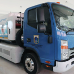 Optimalisasi Truk Sampah Listrik dengan Infrastruktur Pendukung February 5, 2026 12:01 pm Kalangan legislator di Kebon Sirih mewanti-wanti agar Dinas Lingkungan Hidup (DLH) DKI Jakarta menyiapkan infrastrutur pendukung yang memadai untuk operasional truk sampah listrik secara optimal. Jika tidak, truk listrik tersebut berpotensi menjadi barang rongsokan. Penggunaan kendaraan listrik bertujuan mengurangi polusi udara. Kini, Pemprov DKI telah memiliki 5 unit truk sampah listrik. Demikian ungkap Anggota Komisi D DPRD DKI Jakarta Bun Joi Phiau, Senin (2/2). Politisi Partai Solidaritas Indonesia (F-PSI) itu menambahkan, penggunaan truk sampah listrik menjadi bagian upaya peralihan Jakarta menjadi kota bersih dan hijau. Berbasis penggunaan energi baru dan terbarukan. Anggota Komisi D DPRD DKI Jakarta Bun Joi Phiau. (dok.DDJP) “Agar tidak sekedar pengadaan, truk-truk sampah listrik tersebut harus dioperasikan secara optimal dalam membersihkan sampah,” ujar Bun. Karena itu, lanjut dia, Pemprov DKI Jakarta harus mengoptimalkan operasional infrastruktur penunjang truk sampah ramah lingkungan itu. Seperti mengoptimalkan tempat pengisian listrik di berbagai tempat. Sehingga, truk-truk tersebut tidak kesulitan mengisi ulang tenaganya. Perawatan Memadai Bun menambahkan, perawatan menjadi faktor penting dalam menunjang pemakaian truk-truk sampah berenergi listrik. Dengan begitu, truk tidak cepat rusak. Tanpa perawatan memadai, truk tersebut akan menjadi besi tua atau barang rongsokan. “Ini penting untuk mengatasi masalah sampah dalam jangka panjang,” ucap Bun. Sebelumnya, Kepala Dinas Lingkungan Hidup Asep Kuswanto mengungkapkan, mulai mengoperasikan truk sampah listrik tipe compactor. Truk itu sepenuhnya menggunakan tenaga listrik. Bebas emisi dan memiliki tingkat kebisingan rendah. Tepatnya hingga April 2025, Dinas LH mengadakan 5 unit truk compactor listrik lengkap dengan perangkat pengisi daya. Masing-masing truk, berkapasitas enam hingga tujuh meter kubik sampah. Dinas LH berupaya menambah unit agar bisa memenuhi kebutuhan pengangkutan sampah. Truk compactor memiliki spesifikasi teknis yang dirancang khusus untuk mendukung operasional pengolahan sampah di Jakarta. Terdapat sistem pluging full elektrik, tanpa emisi. Selain itu, terdapat teknologi pemadatan sampah otomatis. Kendaraan pengangkut sampah itu juga berukuran panjang 3.300 x 1.700 mm. Tinggi 1.950 mm dan berat (kosong) sekitar 1.700 kilogram. Kebutuhan daya listrik sebesar 1,5 kilowatt (KW) dengan sistem 3-phase. Selain itu, panel kendali digital, safety switch, dan unit kendali hidrolik untuk memastikan pengoperasian yang aman dan efisien. Guna menunjang operasional truk tersebut, Pemprov DKI Jakarta akan menyediakan Stasiun Pengisian Kendaraan Listrik Umum (SPKLU) di lokasi-lokasi strategis. Antara lain, SPKLU di pangkalan truk Dinas LH dan Tempat Pengelolaan Sampah Terpadu (TPST) Bantar Gebang. (stw/df)