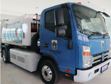 Optimalisasi Truk Sampah Listrik dengan Infrastruktur Pendukung February 5, 2026 12:01 pm Kalangan legislator di Kebon Sirih mewanti-wanti agar Dinas Lingkungan Hidup (DLH) DKI Jakarta menyiapkan infrastrutur pendukung yang memadai untuk operasional truk sampah listrik secara optimal. Jika tidak, truk listrik tersebut berpotensi menjadi barang rongsokan. Penggunaan kendaraan listrik bertujuan mengurangi polusi udara. Kini, Pemprov DKI telah memiliki 5 unit truk sampah listrik. Demikian ungkap Anggota Komisi D DPRD DKI Jakarta Bun Joi Phiau, Senin (2/2). Politisi Partai Solidaritas Indonesia (F-PSI) itu menambahkan, penggunaan truk sampah listrik menjadi bagian upaya peralihan Jakarta menjadi kota bersih dan hijau. Berbasis penggunaan energi baru dan terbarukan. Anggota Komisi D DPRD DKI Jakarta Bun Joi Phiau. (dok.DDJP) “Agar tidak sekedar pengadaan, truk-truk sampah listrik tersebut harus dioperasikan secara optimal dalam membersihkan sampah,” ujar Bun. Karena itu, lanjut dia, Pemprov DKI Jakarta harus mengoptimalkan operasional infrastruktur penunjang truk sampah ramah lingkungan itu. Seperti mengoptimalkan tempat pengisian listrik di berbagai tempat. Sehingga, truk-truk tersebut tidak kesulitan mengisi ulang tenaganya. Perawatan Memadai Bun menambahkan, perawatan menjadi faktor penting dalam menunjang pemakaian truk-truk sampah berenergi listrik. Dengan begitu, truk tidak cepat rusak. Tanpa perawatan memadai, truk tersebut akan menjadi besi tua atau barang rongsokan. “Ini penting untuk mengatasi masalah sampah dalam jangka panjang,” ucap Bun. Sebelumnya, Kepala Dinas Lingkungan Hidup Asep Kuswanto mengungkapkan, mulai mengoperasikan truk sampah listrik tipe compactor. Truk itu sepenuhnya menggunakan tenaga listrik. Bebas emisi dan memiliki tingkat kebisingan rendah. Tepatnya hingga April 2025, Dinas LH mengadakan 5 unit truk compactor listrik lengkap dengan perangkat pengisi daya. Masing-masing truk, berkapasitas enam hingga tujuh meter kubik sampah. Dinas LH berupaya menambah unit agar bisa memenuhi kebutuhan pengangkutan sampah. Truk compactor memiliki spesifikasi teknis yang dirancang khusus untuk mendukung operasional pengolahan sampah di Jakarta. Terdapat sistem pluging full elektrik, tanpa emisi. Selain itu, terdapat teknologi pemadatan sampah otomatis. Kendaraan pengangkut sampah itu juga berukuran panjang 3.300 x 1.700 mm. Tinggi 1.950 mm dan berat (kosong) sekitar 1.700 kilogram. Kebutuhan daya listrik sebesar 1,5 kilowatt (KW) dengan sistem 3-phase. Selain itu, panel kendali digital, safety switch, dan unit kendali hidrolik untuk memastikan pengoperasian yang aman dan efisien. Guna menunjang operasional truk tersebut, Pemprov DKI Jakarta akan menyediakan Stasiun Pengisian Kendaraan Listrik Umum (SPKLU) di lokasi-lokasi strategis. Antara lain, SPKLU di pangkalan truk Dinas LH dan Tempat Pengelolaan Sampah Terpadu (TPST) Bantar Gebang. (stw/df)