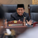 Optimalisasi Anggaran demi Tekan Angka Pengangguran February 25, 2026 4:17 pm Ketua DPRD DKI Jakarta Khoirudin menyatakan, perlu optimalisasi anggaran serta keterlibatan Badan Usaha Milik Daerah (BUMD) untuk menekan angka pengangguran di Jakarta. Sebab, pengangguran sudah pada level mengkhawatirkan. Karena itu, DPRD menjalankan fungsi pengawasan. Mendorong sinergi bersama Pemprov DKI Jakarta melayani masyarakat. Khususnya pada sektor ketenagakerjaan. “Jadi yang kami lakukan untuk melayani warga Jakarta,” ujar Khoirudin, Rabu (25/2). Ia menilai, tingkat pengangguran di Jakarta yakni 6,4 persen. Telah melampaui batas toleransi dan berpotensi memicu dampak sosial lanjutan. Ketua DPRD DKI Jakarta Khoirudin. (dok.DDJP) Dari sekitar 5,5 juta angkatan kerja, masih sekitar 350 ribu warga belum memiliki pekerjaan. “Pengangguran sudah mengarah pada kriminalitas karena memang sudah dua kali lipat dari batas normal,” tandas Khoirudin. Menurut dia, perlu respon dengan kebijakan anggaran yang lebih fokus dan berpihak pada kondisi tersebut. Sementara alokasi anggaran saat ini belum sepenuhnya menjawab persoalan pengangguran. “Saya melihat anggaran kita belum berpihak kepada pemecahan masalah pengangguran,” ungkap Khoirudin. Ia juga meminta Tim Anggaran Pemerintah Daerah (TAPD) dan perangkat daerah terkait untuk memastikan keberpihakan anggaran tersebut diwujudkan secara nyata. Terutama dalam program pelatihan kerja bagi masyarakat. “Jangan sampai masyarakat yang mau ikut pelatihan tidak bisa dilatih karena tidak ada anggaran,” tutur Khoirudin. Sebab, berkurangnya anggaran di Dinas Tenaga Kerja Transmigrasi dan Energi (Disnakertransgi) DKI Jakarta dari Rp714 miliar di tahun 2025 menjadi Rp401 miliar di tahun 2026 berimbas pada keterbatasan jumlah peserta pelatihan kerja yang dapat difasilitasi pemerintah. “Jumlah peserta pelatihannya menjadi sangat terbatas,” kata Khoirudin. Sebagai langkah alternatif, ia mendorong adanya penugasan kepada Badan Usaha Milik Daerah (BUMD) untuk ikut berkontribusi dalam membuka peluang kerja dan mendukung penanganan pengangguran. Di tengah tekanan ekonomi dan keterbatasan lapangan kerja, kata Khoirudin, perl solusi bersama. “Kalaupun anggaran berkurang, tapi kita bisa penugasan kepada BUMD terkait,” pungkas Khoirudin. (gie/df)