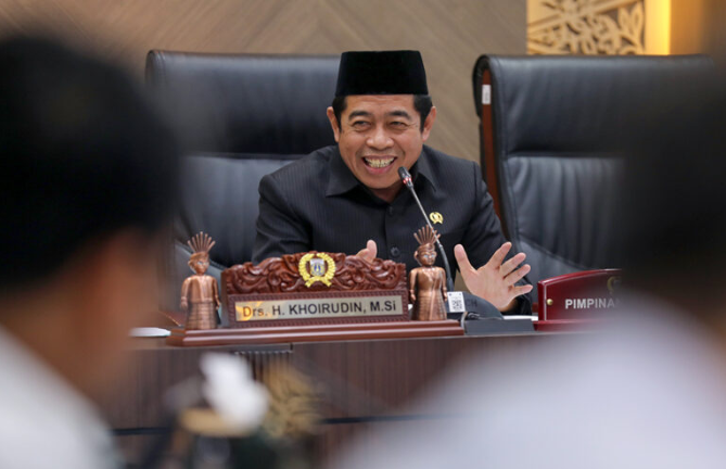 Optimalisasi Anggaran demi Tekan Angka Pengangguran February 25, 2026 4:17 pm Ketua DPRD DKI Jakarta Khoirudin menyatakan, perlu optimalisasi anggaran serta keterlibatan Badan Usaha Milik Daerah (BUMD) untuk menekan angka pengangguran di Jakarta. Sebab, pengangguran sudah pada level mengkhawatirkan. Karena itu, DPRD menjalankan fungsi pengawasan. Mendorong sinergi bersama Pemprov DKI Jakarta melayani masyarakat. Khususnya pada sektor ketenagakerjaan. “Jadi yang kami lakukan untuk melayani warga Jakarta,” ujar Khoirudin, Rabu (25/2). Ia menilai, tingkat pengangguran di Jakarta yakni 6,4 persen. Telah melampaui batas toleransi dan berpotensi memicu dampak sosial lanjutan. Ketua DPRD DKI Jakarta Khoirudin. (dok.DDJP) Dari sekitar 5,5 juta angkatan kerja, masih sekitar 350 ribu warga belum memiliki pekerjaan. “Pengangguran sudah mengarah pada kriminalitas karena memang sudah dua kali lipat dari batas normal,” tandas Khoirudin. Menurut dia, perlu respon dengan kebijakan anggaran yang lebih fokus dan berpihak pada kondisi tersebut. Sementara alokasi anggaran saat ini belum sepenuhnya menjawab persoalan pengangguran. “Saya melihat anggaran kita belum berpihak kepada pemecahan masalah pengangguran,” ungkap Khoirudin. Ia juga meminta Tim Anggaran Pemerintah Daerah (TAPD) dan perangkat daerah terkait untuk memastikan keberpihakan anggaran tersebut diwujudkan secara nyata. Terutama dalam program pelatihan kerja bagi masyarakat. “Jangan sampai masyarakat yang mau ikut pelatihan tidak bisa dilatih karena tidak ada anggaran,” tutur Khoirudin. Sebab, berkurangnya anggaran di Dinas Tenaga Kerja Transmigrasi dan Energi (Disnakertransgi) DKI Jakarta dari Rp714 miliar di tahun 2025 menjadi Rp401 miliar di tahun 2026 berimbas pada keterbatasan jumlah peserta pelatihan kerja yang dapat difasilitasi pemerintah. “Jumlah peserta pelatihannya menjadi sangat terbatas,” kata Khoirudin. Sebagai langkah alternatif, ia mendorong adanya penugasan kepada Badan Usaha Milik Daerah (BUMD) untuk ikut berkontribusi dalam membuka peluang kerja dan mendukung penanganan pengangguran. Di tengah tekanan ekonomi dan keterbatasan lapangan kerja, kata Khoirudin, perl solusi bersama. “Kalaupun anggaran berkurang, tapi kita bisa penugasan kepada BUMD terkait,” pungkas Khoirudin. (gie/df)