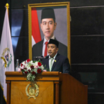 Fraksi Partai Kebangkitan Bangsa (PKB) DPRD DKI Jakarta menegaskan, persoalan pangan tidak boleh hanya sebagai urusan teknis ketersediaan atau dinamika harga di pasar. Demikian ungkap Wakil Ketua Fraksi Ahmad Moetaba dalam Rapat Paripurna DPRD DKI Jakarta terhadap Rancangan Peraturan Daerah (Ranperda) tentang Penyelenggaraan Sistem Pangan Menurut Fraksi PKB, pangan merupakan hak dasar manusia, pilar keamanan sosial, sekaligus ukuran martabat sebuah kota. Tata kelola pangan yang kokoh akan memberikan jaminan bagi warga untuk memperoleh akses atas pangan yang cukup, aman, bergizi, dan terjangkau. Sebaliknya, sistem pangan yang rapuh tidak hanya memicu gejolak harga, tetapi juga menimbulkan kegelisahan keluarga, meningkatkan kerentanan sosial, serta melemahkan rasa aman dalam kehidupan sehari-hari masyarakat. Karena itu, Fraksi PKB memandang Ranperda tentang Penyelenggaraan Sistem Pangan sebagai instrumen yang sangat penting dalam menopang pilar kehidupan Kota Jakarta. Di tengah ketidakpastian global, perubahan iklim yang mengacaukan siklus produksi, serta ketegangan geopolitik yang mengganggu rantai pasok, menuntut Jakarta punya sistem pangan yang tangguh dan adaptif. “Sistem pangan adalah ekosistem berlapis yang mencakup produksi, pengolahan, distribusi, akses, konsumsi, hingga pengelolaan limbah,” kata Ahmad Moetaba. Dalam pandangan Fraksi PKB, Ranperda itu harus menjadi peta jalan yang memungkinkan pemerintah bertindak cepat, terukur, dan dapat dipertanggungjawabkan. Ranperda tersebut juga harus secara tegas menutup berbagai titik lemah dalam sistem pangan Jakarta. Ranperda harus benar-benar membangun tata kelola yang menyeluruh, bukan sekadar memuat daftar kewenangan antarperangkat daerah. Sistem pangan dipandang sebagai ekosistem berlapis yang mencakup produksi, pengolahan, distribusi, akses, konsumsi, hingga pengelolaan limbah. “Fraksi PKB melihat Ranperda ini harus tegas menutup titik titik lemah sistem pangan Jakarta,” Ahmad Moetaba. Fraksi PKB mendorong agar Ranperda menghadirkan mekanisme koordinasi lintas sektor yang bersifat permanen dan bekerja secara nyata. Koordinasi tersebut diharapkan melibatkan unsur akademisi, pelaku usaha, jaringan pasar, komunitas pangan urban, organisasi sosial kemasyarakatan, serta tokoh agama. Sebagai usulan yang dinilai paling penting dan mendesak, Fraksi PKB mendorong pembentukan Dewan Pangan Jakarta atau Food Policy Council. Mengusulkan lembaga itu sebagai forum koordinasi lintas sektor yang permanen, bekerja sepanjang tahun. Memiliki mandat memastikan sistem pangan Jakarta berjalan secara terpadu sebagai satu kesatuan. “Tanpa satu simpul koordinasi yang kuat, kita akan terus mengulang pola lama, yaitu bekerja sektoral ketika krisis belum terjadi lalu berlari bersama ketika krisis sudah terjadi,” tukas Ahmad Moetaba. (yla/df)