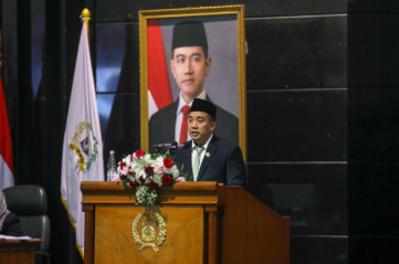 Fraksi Partai Kebangkitan Bangsa (PKB) DPRD DKI Jakarta menegaskan, persoalan pangan tidak boleh hanya sebagai urusan teknis ketersediaan atau dinamika harga di pasar. Demikian ungkap Wakil Ketua Fraksi Ahmad Moetaba dalam Rapat Paripurna DPRD DKI Jakarta terhadap Rancangan Peraturan Daerah (Ranperda) tentang Penyelenggaraan Sistem Pangan Menurut Fraksi PKB, pangan merupakan hak dasar manusia, pilar keamanan sosial, sekaligus ukuran martabat sebuah kota. Tata kelola pangan yang kokoh akan memberikan jaminan bagi warga untuk memperoleh akses atas pangan yang cukup, aman, bergizi, dan terjangkau. Sebaliknya, sistem pangan yang rapuh tidak hanya memicu gejolak harga, tetapi juga menimbulkan kegelisahan keluarga, meningkatkan kerentanan sosial, serta melemahkan rasa aman dalam kehidupan sehari-hari masyarakat. Karena itu, Fraksi PKB memandang Ranperda tentang Penyelenggaraan Sistem Pangan sebagai instrumen yang sangat penting dalam menopang pilar kehidupan Kota Jakarta. Di tengah ketidakpastian global, perubahan iklim yang mengacaukan siklus produksi, serta ketegangan geopolitik yang mengganggu rantai pasok, menuntut Jakarta punya sistem pangan yang tangguh dan adaptif. “Sistem pangan adalah ekosistem berlapis yang mencakup produksi, pengolahan, distribusi, akses, konsumsi, hingga pengelolaan limbah,” kata Ahmad Moetaba. Dalam pandangan Fraksi PKB, Ranperda itu harus menjadi peta jalan yang memungkinkan pemerintah bertindak cepat, terukur, dan dapat dipertanggungjawabkan. Ranperda tersebut juga harus secara tegas menutup berbagai titik lemah dalam sistem pangan Jakarta. Ranperda harus benar-benar membangun tata kelola yang menyeluruh, bukan sekadar memuat daftar kewenangan antarperangkat daerah. Sistem pangan dipandang sebagai ekosistem berlapis yang mencakup produksi, pengolahan, distribusi, akses, konsumsi, hingga pengelolaan limbah. “Fraksi PKB melihat Ranperda ini harus tegas menutup titik titik lemah sistem pangan Jakarta,” Ahmad Moetaba. Fraksi PKB mendorong agar Ranperda menghadirkan mekanisme koordinasi lintas sektor yang bersifat permanen dan bekerja secara nyata. Koordinasi tersebut diharapkan melibatkan unsur akademisi, pelaku usaha, jaringan pasar, komunitas pangan urban, organisasi sosial kemasyarakatan, serta tokoh agama. Sebagai usulan yang dinilai paling penting dan mendesak, Fraksi PKB mendorong pembentukan Dewan Pangan Jakarta atau Food Policy Council. Mengusulkan lembaga itu sebagai forum koordinasi lintas sektor yang permanen, bekerja sepanjang tahun. Memiliki mandat memastikan sistem pangan Jakarta berjalan secara terpadu sebagai satu kesatuan. “Tanpa satu simpul koordinasi yang kuat, kita akan terus mengulang pola lama, yaitu bekerja sektoral ketika krisis belum terjadi lalu berlari bersama ketika krisis sudah terjadi,” tukas Ahmad Moetaba. (yla/df)