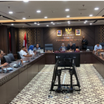 Pasar Jaya Kelola Sampah Mandiri, Nova: Kami Mendukung February 25, 2026 2:05 pm Komisi B DPRD DKI Jakarta mendukung rencana Perusahaan Umum Daerah (Perumda) Pasar Jaya membangun sistem pengelolaan sampah mandiri di Pasar Induk Kramat Jati. Dukungan tersebut terungkap dalam rapat kerja bersama jajaran Perumda Pasar Jaya di Ruang Rapat Komisi B DPRD DKI Jakarta, Rabu (25/2). Ketua Komisi B Nova Harivan Paloh mengatakan, perlu pengelolaan mandiri untuk mengurangi beban Tempat Pengolahan Sampah Terpadu (TPST) Bantargebang yang kini menerima sekitar 7.800 ton sampah per hari. “Kami mendukung pengelolaan sampah mandiri. Beban di Bantargebang sudah sangat besar dan armada sangat banyak sehingga antreannya panjang,” ucap Nova. Nova mengingatkan, rencana pembangunan fasilitas pengolahan. Termasuk insinerator atau mesin pembakaran sampah bersuhu tinggi, harus memperhatikan Analisis Mengenai Dampak Lingkungan (AMDAL). Ia meminta Dinas Lingkungan Hidup (LH) melakukan supervisi. “Insinerator jangan sampai berdampak pada pedagang maupun konsumen di sekitarnya. Aspek AMDAL dan residu pembakaran harus diawasi ketat,” tegas Nova. Selain itu, Nova menyoroti keterbatasan armada pengangkut sampah yang menyebabkan penumpukan di Pasar Induk Kramat Jati. Volume sampah di pasar tersebut dapat mencapai 200 ton per hari. Terutama saat Ramadan dan musim panen. “Jika kebutuhan armada 15 sampai 17 unit per hari tidak terpenuhi, penumpukan akan terus berulang,” jelas Nova. Direktur Properti dan Perpasaran Perumda Pasar Jaya Raja Malem Tarigan membenarkan kondisi tersebut. Raja menyampaikan pengangkutan sampah saat itu masih sepenuhnya bergantung pada armada Dinas Lingkungan Hidup. “Jika kondisi armada seperti itu (mengandalkan Dinas LH) terus berlangsung, penumpukan bisa kembali terjadi,” terang Raja. Sebagai langkah jangka panjang, Perumda Pasar Jaya menjalin kerja sama dengan Lembaga Afiliasi Penelitian dan Industri Institut Teknologi Bandung (LAPI ITB) untuk menyiapkan sistem pengelolaan sampah mandiri pada 2027. “Sangat tepat jika dilakukan pengelolaan sampah mandiri karena komposisi sampah di pasar didominasi sampah organik. Komposisi sampah kami 90 sampai 95 persen organik,” pungkas Raja. Komisi B DPRD DKI Jakarta memastikan akan terus melakukan pengawasan agar pengelolaan sampah berjalan efektif, ramah lingkungan, dan tidak menimbulkan persoalan baru bagi masyarakat sekitar. (all/df)