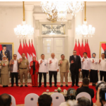 Penandatanganan Nota Kesepakatan Program Makan Bergizi Gratis February 9, 2026 5:23 pm Ketua Komisi B DPRD DKI Jakarta Nova Harivan Paloh menyaksikan langsung Penandatanganan Nota Kesepakatan antara pemerintah provinsi dan Badan Gizi Nasional terkait Sinergi Penyelenggaraan Program Makan Bergizi Gratis. Penandatanganan Nota Kesepakatan oleh Gubernur Pramono Anung Wibowo dan Kepala Badan Gizi Nasional RI Dadan Hindayana di Balairung, Balaikota DKI Jakarta. Nova mendukung kerja sama tersebut sebagai peran strategis memperkuat rantai pasok kebutuhan dasar masyarakat. Ketua Komisi B DPRD DKI Jakarta Nova Harivan Paloh. (dok.DDJP) “Pastinya, Komisi B mendukung untuk Sirkular Ekonomi dan Pemenuhan Gizi,” ujar Nova di lokasi, Senin (9/2). Ia menekankan, keterlibatan Badan Usaha Milik Daerah (BUMD) pangan sebagai bagian penting dalam kolaborasi tersebut. Sebab, BUMD seperti Food Station, Dharma Jaya, dan Pasar Jaya menjadi kunci dalam pemenuhan kebutuhan program pangan. “Misalnya telur, terus juga susu, daging (sapi), ayam, yang lain-lain, dan Pasar Jaya menyediakan tempatnya. Ini kolaborasi untuk menciptakan sirkular ekonomi,” tutur Nova. Selain pemenuhan gizi, ia menilai, keberadaan Satuan Pelayanan Pemenuhan Gizi (SPPG) di berbagai wilayah Jakarta juga dapat membuka peluang ekonomi baru bagi masyarakat sekitar. Target pembangunan hingga lebih dari seribu dapur SPPG akan memperluas penyerapan tenaga kerja lokal. Keterlibatan masyarakat di sekitar dapur ini menjadi bukti Program Makan Bergizi Gratis tidak hanya berfokus pada pemenuhan gizi anak, tetapi juga mendorong penguatan ekonomi di tingkat wilayah. Penandatanganan nota kesepakatan itu menjadi landasan penting bagi sinergi lintas sektor dalam memastikan keberlanjutan program. Sekaligus, memperkuat peran Jakarta dalam mendukung agenda pembangunan sumber daya manusia yang berkualitas. “Penyerapan tenaga kerja yang ada di sekitar wilayah dapur-dapur SPPG. Kan ini bagus, ada penyerapan tenaga kerja,” pungkas Nova. (gie/df)