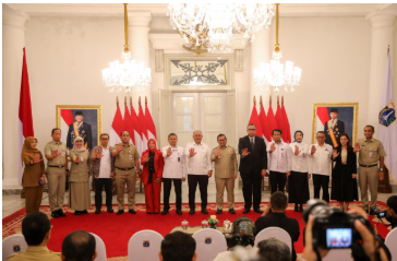 Penandatanganan Nota Kesepakatan Program Makan Bergizi Gratis February 9, 2026 5:23 pm Ketua Komisi B DPRD DKI Jakarta Nova Harivan Paloh menyaksikan langsung Penandatanganan Nota Kesepakatan antara pemerintah provinsi dan Badan Gizi Nasional terkait Sinergi Penyelenggaraan Program Makan Bergizi Gratis. Penandatanganan Nota Kesepakatan oleh Gubernur Pramono Anung Wibowo dan Kepala Badan Gizi Nasional RI Dadan Hindayana di Balairung, Balaikota DKI Jakarta. Nova mendukung kerja sama tersebut sebagai peran strategis memperkuat rantai pasok kebutuhan dasar masyarakat. Ketua Komisi B DPRD DKI Jakarta Nova Harivan Paloh. (dok.DDJP) “Pastinya, Komisi B mendukung untuk Sirkular Ekonomi dan Pemenuhan Gizi,” ujar Nova di lokasi, Senin (9/2). Ia menekankan, keterlibatan Badan Usaha Milik Daerah (BUMD) pangan sebagai bagian penting dalam kolaborasi tersebut. Sebab, BUMD seperti Food Station, Dharma Jaya, dan Pasar Jaya menjadi kunci dalam pemenuhan kebutuhan program pangan. “Misalnya telur, terus juga susu, daging (sapi), ayam, yang lain-lain, dan Pasar Jaya menyediakan tempatnya. Ini kolaborasi untuk menciptakan sirkular ekonomi,” tutur Nova. Selain pemenuhan gizi, ia menilai, keberadaan Satuan Pelayanan Pemenuhan Gizi (SPPG) di berbagai wilayah Jakarta juga dapat membuka peluang ekonomi baru bagi masyarakat sekitar. Target pembangunan hingga lebih dari seribu dapur SPPG akan memperluas penyerapan tenaga kerja lokal. Keterlibatan masyarakat di sekitar dapur ini menjadi bukti Program Makan Bergizi Gratis tidak hanya berfokus pada pemenuhan gizi anak, tetapi juga mendorong penguatan ekonomi di tingkat wilayah. Penandatanganan nota kesepakatan itu menjadi landasan penting bagi sinergi lintas sektor dalam memastikan keberlanjutan program. Sekaligus, memperkuat peran Jakarta dalam mendukung agenda pembangunan sumber daya manusia yang berkualitas. “Penyerapan tenaga kerja yang ada di sekitar wilayah dapur-dapur SPPG. Kan ini bagus, ada penyerapan tenaga kerja,” pungkas Nova. (gie/df)