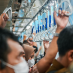 Pengembangan Infrastruktur Transportasi, Yuke: Tak Bisa Parsial February 6, 2026 5:02 pm Ketua Komisi D DPRD DKI Jakarta Yuke Yurike menegaskan komitmen mendukung pengembangan infrastruktur transportasi massal yang terintegrasi lintas wilayah. Khususnya melalui rencana pembangunan MRT Lintas Timur–Barat Fase 2 rute Kembangan–Balaraja. Yuke menyampaikan hal itu usai menghadiri penandatanganan nota kesepahaman (MoU) studi potensi kontribusi proyek tersebut di Balai Agung, beberapa waktu lalu. Pembangunan infrastruktur berskala besar, terutama yang melibatkan wilayah aglomerasi Jakarta dan sekitarnya, harus berlandaskan kerja sama yang kuat dan setara antara seluruh pihak terkait. Ketua Komisi D DPRD DKI Jakarta Yuke Yurike. (dok.DDJP) Menurut Yuke, kolaborasi antara Pemprov DKI dan Pemprov Banten menjadi aspek krusial. Sehingga proyek MRT mampu menjawab kebutuhan mobilitas masyarakat lintas daerah. “Benar-benar kerja sama apapun itu harus mengumpulkan dua belah pihak, dan khususnya untuk warga Banten dan Jakarta,” kata Yuke. Politisi PDI Perjuangan itu menilai, pengembangan MRT Lintas Timur–Barat Fase 2 bukan hanya sekadar proyek transportasi. Melainkan bagian dari upaya jangka panjang membangun kota yang tertata, nyaman, dan berkelanjutan. Ia menekankan, pembangunan infrastruktur saat ini tidak bisa lagi dilakukan secara parsial atau terbatas pada satu wilayah administratif saja. “Segala sesuatunya kan juga nggak bisa kita hanya berpikir untuk DKI sendiri. Aglomerasi ini juga harus saling berkomunikasi dan saling terintegrasi,” kata dia. Menurut Yuke, integrasi wilayah tersebut mencakup berbagai aspek. Mulai dari sistem transportasi publik hingga jaringan jalan penghubung antarwilayah. Ia mencontohkan, konektivitas antara Jakarta Barat dan wilayah Tangerang sebagai salah satu bentuk integrasi infrastruktur yang perlu persiapan matang. Komisi D menyatakan siap memberikan dukungan penuh terhadap berbagai kebijakan dan program yang berkaitan dengan integrasi infrastruktur lintas wilayah. Terutama berperan aktif sesuai dengan tugas dan fungsinya. Termasuk aspek pengawasan, perencanaan, serta sinkronisasi kebijakan dengan wilayah sekitar. Melalui penandatanganan nota kesepahaman studi potensi kontribusi MRT Lintas Timur–Barat Fase 2 itu, harap Yuke, sinergi antara Jakarta dan Banten semakin kuat. Dengan demikian, pembangunan transportasi massal mampu mengurai kemacetan. Mendorong pemerataan pembangunan serta meningkatkan kualitas hidup masyarakat di kawasan Aglomerasi Jabodetabek. “Ada juga mungkin jalan tembus yang di Jakarta Barat tembus ke Tangerang. Ini kita siap-siap di support,” tukas Yuke. (yla/df)