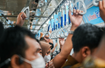 Pengembangan Infrastruktur Transportasi, Yuke: Tak Bisa Parsial February 6, 2026 5:02 pm Ketua Komisi D DPRD DKI Jakarta Yuke Yurike menegaskan komitmen mendukung pengembangan infrastruktur transportasi massal yang terintegrasi lintas wilayah. Khususnya melalui rencana pembangunan MRT Lintas Timur–Barat Fase 2 rute Kembangan–Balaraja. Yuke menyampaikan hal itu usai menghadiri penandatanganan nota kesepahaman (MoU) studi potensi kontribusi proyek tersebut di Balai Agung, beberapa waktu lalu. Pembangunan infrastruktur berskala besar, terutama yang melibatkan wilayah aglomerasi Jakarta dan sekitarnya, harus berlandaskan kerja sama yang kuat dan setara antara seluruh pihak terkait. Ketua Komisi D DPRD DKI Jakarta Yuke Yurike. (dok.DDJP) Menurut Yuke, kolaborasi antara Pemprov DKI dan Pemprov Banten menjadi aspek krusial. Sehingga proyek MRT mampu menjawab kebutuhan mobilitas masyarakat lintas daerah. “Benar-benar kerja sama apapun itu harus mengumpulkan dua belah pihak, dan khususnya untuk warga Banten dan Jakarta,” kata Yuke. Politisi PDI Perjuangan itu menilai, pengembangan MRT Lintas Timur–Barat Fase 2 bukan hanya sekadar proyek transportasi. Melainkan bagian dari upaya jangka panjang membangun kota yang tertata, nyaman, dan berkelanjutan. Ia menekankan, pembangunan infrastruktur saat ini tidak bisa lagi dilakukan secara parsial atau terbatas pada satu wilayah administratif saja. “Segala sesuatunya kan juga nggak bisa kita hanya berpikir untuk DKI sendiri. Aglomerasi ini juga harus saling berkomunikasi dan saling terintegrasi,” kata dia. Menurut Yuke, integrasi wilayah tersebut mencakup berbagai aspek. Mulai dari sistem transportasi publik hingga jaringan jalan penghubung antarwilayah. Ia mencontohkan, konektivitas antara Jakarta Barat dan wilayah Tangerang sebagai salah satu bentuk integrasi infrastruktur yang perlu persiapan matang. Komisi D menyatakan siap memberikan dukungan penuh terhadap berbagai kebijakan dan program yang berkaitan dengan integrasi infrastruktur lintas wilayah. Terutama berperan aktif sesuai dengan tugas dan fungsinya. Termasuk aspek pengawasan, perencanaan, serta sinkronisasi kebijakan dengan wilayah sekitar. Melalui penandatanganan nota kesepahaman studi potensi kontribusi MRT Lintas Timur–Barat Fase 2 itu, harap Yuke, sinergi antara Jakarta dan Banten semakin kuat. Dengan demikian, pembangunan transportasi massal mampu mengurai kemacetan. Mendorong pemerataan pembangunan serta meningkatkan kualitas hidup masyarakat di kawasan Aglomerasi Jabodetabek. “Ada juga mungkin jalan tembus yang di Jakarta Barat tembus ke Tangerang. Ini kita siap-siap di support,” tukas Yuke. (yla/df)