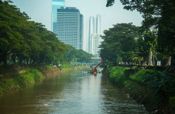 Pengerukan 13 Sungai Harus Konsisten January 30, 2026 6:05 pm Ketua DPRD DKI Jakarta Khoirudin mendorong pemerintah provinsi rutin mengeruk sungai dan saluran air secara konsisten, sepanjang tahun. Langkah itu penting untuk meningkatkan kesiapsiagaan Jakarta menghadapi potensi banjir. Penanganan banjir, kata dia, tidak bisa secara musiman. Sebab, sedimentasi lumpur terus terjadi di 13 aliran sungai. Ketua DPRD DKI Jakarta Khoirudin. (dok.DDJP) Menurut dia, pengerukan lumpur di sungai tidak bisa hanya jelang musim hujan. “Kan ada endapan lumpur, ini harus dikeruk setiap saat,” ujar Khoirudin, Jumat (30/1). Pengerukan rutin, lanjut politisi PKS itu, untuk menjaga kapasitas tampungan air. “Agar kedalaman sungai itu lima meter,” kata Khoirudin. Selain itu, Khoirudin juga menyoroti kondisi saluran penghubung. Jumlahnya mencapai 500 titik. “Saya ingin ini juga dikeruk setiap saat,” tutur Khoirudin. Melalui perawatan sungai dan saluran air berkelanjutan, dampak banjir akibat air kiriman, hujan lokal, maupun limpasan air laut, dapat ditekan. “Semua bisa kita minimalisir dampaknya ke masyarakat,” pungkas Khoirudin. (gie/df)