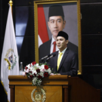 Fraksi Partai Golkar DPRD DKI Jakarta memandang Rancangan Peraturan Daerah (Ranperda) tentang Penyelenggaraan Sistem Pangan bukan sekadar urusan sektoral. Melainkan isu strategis yang menyangkut stabilitas sosial, ekonomi, dan politik di Jakarta. Demikian ungkap Anggota Fraksi Partai Golkar Dimaz Raditya dalam Rapat Paripurna Penyampaian Pandangan Umum Fraksi-Fraksi terhadap Ranperda tentang Penyelenggaraan Sistem Pangan di Gedung DPRD DKI Jakarta, Senin (9/2). Persoalan pangan di Jakarta tidak hanya berkaitan dengan ketersediaan barang, tetapi juga menyangkut keadilan akses bagi seluruh lapisan masyarakat. Fraksi Golkar menegaskan, ketimpangan ekonomi masih menjadi realitas yang memengaruhi kemampuan rumah tangga dalam memenuhi kebutuhan pangan. “Karena itu, sistem pangan Jakarta harus secara sadar dirancang untuk melindungi kelompok rentan,” ujar Dimaz. Stabilitas harga pangan tidak boleh berhenti sebagai slogan semata. Harus terwujud melalui kebijakan yang nyata dan dapat dirasakan langsung di lapangan. Fraksi Partai Golkar memandang Cadangan Pangan Pemerintah Daerah (CPPD) sebagai jantung sistem ketahanan pangan Jakarta. Terutama dalam menghadapi kondisi darurat, gejolak harga, bencana, maupun gangguan pasokan dari luar daerah. Namun demikian, Ranperda tentang Penyelenggaraan Sistem Pangan masih belum cukup kuat. Belum ada pengaturan yang secara eksplisit mengunci kewajiban penyediaan stok minimum. Yaitu berbasis analisis risiko, mekanisme penentuan penerima manfaat yang objektif, serta sistem pengawasan. Tujuannya, mencegah kebocoran dalam penyaluran cadangan pangan. “Fraksi Partai Golkar menegaskan bahwa setiap rupiah yang digunakan untuk program pangan harus bisa dilacak, diaudit, dan dievaluasi manfaatnya,” kata Dimaz. Oleh sebab itu, mendorong Ranperda agar menegaskan kewajiban audit terhadap program CPPD, pelaporan volume stok dan penyaluran, serta penetapan indikator keberhasilan intervensi pangan yang terukur. Menurut Fraksi Golkar, penguatan tata kelola sistem pangan yang transparan dan akuntabel menjadi kunci agar kebijakan pangan di Jakarta benar-benar mampu menjamin ketahanan pangan. Sekaligus melindungi masyarakat, khususnya kelompok rentan. “Perda perlu menegaskan kewajiban audit program CPPD, pelaporan volume stok dan penyaluran, serta indikator keberhasilan intervensi,” tukas Dimaz. (yla/df)