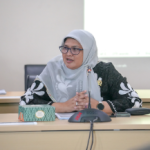 Penumpukan Sampah Disorot Legislator February 25, 2026 4:16 pm Anggota Komisi A DPRD DKI Jakarta Inad Luciawaty menambahkan, persoalan sampah memerlukan perhatian serius dari pihak pemangku kebijakan. Menurut dia, di sejumlah lokasi masih terlihat penumpukan sampah. Karena itu, ia meminta jajaran Dinas Lingkungan Hidup untuk menindaklanjuti. Inad mengungkapkan hal itu pada Musyawarah Perencanaan Pembangunan (Musrenbang) Kecamatan Grogol Petamburan, Jakarta Barat. Selain itu, harap Inad, para kader Jumantik tidak hanya bekerja mencari sarang nyamuk. “Tapi juga bisa meningkatkan kesadaran agar warga melaksanakan PSN mandiri,” ujar dia, Rabu (25/2). Dalam kegiatan tersebut juga membahas sebanyak 313 usulan. Di antaranya, sebanyak 216 usulan akan menjadi usulan ke Musrenbang tingkat kota. Camat Grogol Petamburan, Raditian Ramajaya mengatakan, sebanyak 313 usulan dari tujuh kelurahan yang dibahas terdiri 284 usulan pembangunan fisik dan 29 usulan pembangunan non fisik. Disepakati 216 usulan untuk diteruskan ke tingkat kota. “Mayoritas usulan ditujukan ke SDA dan Bina Marga. Selebihnya ada usulan yang ditujukan ke PPAPP, Sosial, Kebudayaan dan lain-lain,” kata dia, Rabu (25/2). Raditian mengakui, selama ini kawasan Jalan Tubagus Angke, Jelambar dan Jalan Jelambar Baru, masih menjadi kawasan rawan tergenang. Menurut dia, kontur geografis cekungan menyebabkan kawasan itu kerap tergenang antara 30-50 sentimeter saat terjadi hujan deras atau Kali Angke meluap. Karena itu, Raditian menegaskan, normalisasi sejumlah saluran dan kali menjadi salah satu prioritas usulan dalam Musrenbang Kecamatan Grogol Petamburan. Selain itu, upaya penanggulangan kebakaran dan sanitasi total berbasis masyarakat (STBM) juga menjadi prioritas pembangunan di wilayahnya. “Dari proses pembahasan yang dilakukan, disepakati 216 usulan untuk diteruskan ke tingkat kota. Kita akan terus dorong agar bisa direalisasikan tahun depan,” tegas dia. Wakil Walikota Jakarta Barat Yuli Hartono menambahkan, masih ada waktu perbaikan hingga beberapa hari ke depan. Hal itu terkait usulan yang tidak terakomodir lantaran kesalahan input. Bisa dengan mengajukan surat untuk revisi ke tingkat kota. Harapannya, proses Musrenbang ini bisa memastikan seluruh aspirasi warga sesuai arah pembangunan Jakarta sebagai top kota global dunia bisa terfasilitasi. Tidak hanya mengentaskan banjir dan kumuh, diharapkan tahapan Musrenbang juga bisa mengakomodir peningkatan infrastruktur transportasi serta kesejahteraan warga. “Kita ingin melangkah menuju kota global. Masih ada tiga hari lagi, kalau masih ada yang belum terakomodir masih bisa, tinggal bersurat saja ke wali kota,” ucap dia. (red)