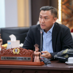 Perbaikan Infrastruktur Jalan Butuh Inovasi February 26, 2026 2:01 pm Penanganan jalan rusak akibat hujan ekstrem harus fokus langkah jangka pendek dan jangka. Meskipun perlu perbaikan bertahap. Pendekatan tersebut penting. Keselamatan pengguna jalan tetap terjaga. Sekaligus peningkatan kualitas infrastruktur secara berkelanjutan. Anggota Komisi D DPRD DKI Jakarta Ali Muhammad Johan mengatakan, mengapresiasi peran serta masyarakat yang secara swadaya menandai titik-titik jalan rusak demi mencegah kecelakaan. Terutama di lokasi jalan dengan lubang yang cukup dalam. Hal itu sebagai upaya jangka pendek. “Terutama untuk mengingatkan pengguna jalan agar lebih waspada,” ujar Ali, Kamis (26/2). Anggota Komisi D DPRD DKI Jakarta Ali Muhammad Johan. (dok.DDJP) Ia menegaskan, langkah swadaya tersebut bersifat sementara. Tidak menggantikan tanggung jawab pemerintah. Karena itu, DPRD meminta instansi terkait menindaklanjuti sesuai skala prioritas. “Penandaan itu hanya langkah darurat. Penanganan tetap harus dilakukan oleh pemerintah agar lebih aman dan berkelanjutan,” jelas dia. Sedangkan untuk jangka panjang, Komisi D mulai membuka ruang diskusi terkait peningkatan kualitas dan inovasi material aspal. Tujuannya agar lebih tahan terhadap curah hujan tinggi dan beban lalu lintas di Jakarta. Upaya itu perlu lewat kajian teknis dan perhitungan anggaran secara matang. “Kemungkinan peningkatan kualitas aspal agar lebih resilien terhadap kondisi ekstrem,” ungkap Ali. Kajian untuk menentukan opsi di antaranya, kata Ali, kerja sama antara Dinas Bina Marga dengan BUMD konstruksi. Mendorong inovasi material jalan yang lebih adaptif dan berumur panjang. “Kerja sama tentu perlu kajian dan perhitungan anggaran,” pungkas Ali. (all/df)