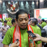 Perkuat Pembinaan Atlet Karate February 11, 2026 2:31 pm Ketua DPRD DKI Jakarta Khoirudin memastikan siap mengawal pemenuhan fasilitas olahraga karate sebagai bagian dari penguatan pembinaan atlet di Jakarta. Dukungan tersebut sangat penting untuk menjaga konsistensi prestasi karate Jakarta pada tingkat nasional. Khoirudin menegaskan, pemenuhan kebutuhan sarana dan prasarana latihan, termasuk fasilitas khusus karate, melalui mekanisme penganggaran daerah. “Soal fasilitas, termasuk kebutuhan karpet khusus karate di GOR-GOR Jakarta, tentu dapat didukung melalui penganggaran di Dinas Pemuda dan Olahraga,” terang Khoirudin. Ia menambahkan, DPRD DKI Jakarta siap menindaklanjuti dukungan tersebut dalam pembahasan anggaran bersama pemerintah provinsi. “Gubernur sudah menyampaikan dukungan penuh. Selanjutnya DPRD akan menindaklanjuti dalam pembahasan anggaran,” jelas Khoirudin. Gubernur Pramono Anung mengungkapkan hal senada. Menegaskan komitmen pemerintah daerah dalam mendukung pembinaan olahraga prestasi. “Pemerintah Provinsi DKI Jakarta memberikan dukungan penuh terhadap kegiatan olahraga agar prestasi Jakarta terus meningkat,” terang Pramono. Ketua FORKI DKI Jakarta Mayjen TNI Herianto Syahputra menilai, dukungan fasilitas menjadi faktor penting dalam mencetak atlet berprestasi. “Dukungan Pemerintah Provinsi DKI Jakarta menjadi motivasi besar bagi kami untuk meningkatkan kualitas pembinaan dan prestasi karate di Jakarta,” pungkas Herianto. Dukungan fasilitas olahraga karate tersebut mampu memperkuat pembinaan atlet. Sekaligus menjaga konsistensi prestasi Jakarta pada ajang nasional. Termasuk PON 2028. (all/df)