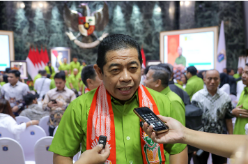 Perkuat Pembinaan Atlet Karate February 11, 2026 2:31 pm Ketua DPRD DKI Jakarta Khoirudin memastikan siap mengawal pemenuhan fasilitas olahraga karate sebagai bagian dari penguatan pembinaan atlet di Jakarta. Dukungan tersebut sangat penting untuk menjaga konsistensi prestasi karate Jakarta pada tingkat nasional. Khoirudin menegaskan, pemenuhan kebutuhan sarana dan prasarana latihan, termasuk fasilitas khusus karate, melalui mekanisme penganggaran daerah. “Soal fasilitas, termasuk kebutuhan karpet khusus karate di GOR-GOR Jakarta, tentu dapat didukung melalui penganggaran di Dinas Pemuda dan Olahraga,” terang Khoirudin. Ia menambahkan, DPRD DKI Jakarta siap menindaklanjuti dukungan tersebut dalam pembahasan anggaran bersama pemerintah provinsi. “Gubernur sudah menyampaikan dukungan penuh. Selanjutnya DPRD akan menindaklanjuti dalam pembahasan anggaran,” jelas Khoirudin. Gubernur Pramono Anung mengungkapkan hal senada. Menegaskan komitmen pemerintah daerah dalam mendukung pembinaan olahraga prestasi. “Pemerintah Provinsi DKI Jakarta memberikan dukungan penuh terhadap kegiatan olahraga agar prestasi Jakarta terus meningkat,” terang Pramono. Ketua FORKI DKI Jakarta Mayjen TNI Herianto Syahputra menilai, dukungan fasilitas menjadi faktor penting dalam mencetak atlet berprestasi. “Dukungan Pemerintah Provinsi DKI Jakarta menjadi motivasi besar bagi kami untuk meningkatkan kualitas pembinaan dan prestasi karate di Jakarta,” pungkas Herianto. Dukungan fasilitas olahraga karate tersebut mampu memperkuat pembinaan atlet. Sekaligus menjaga konsistensi prestasi Jakarta pada ajang nasional. Termasuk PON 2028. (all/df)