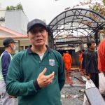 Personel Sekretariat DPRD Laksanakan Instruksi Jaga Jakarta Bersih di Kelurahan Tanjung Barat February 8, 2026 4:47 pm Sekretariat DPRD DKI Jakarta turut serta menindaklanjuti Instruksi Sekretaris Daerah Provinsi DKI Jakarta Nomor 2 Tahun 2026 tentang Jaga Jakarta Bersih di Jalan Teratai VII Blok O 11/ RT 3, RW 2 Kelurahan Tanjung Barat, Jakarta Selatan, Minggu (8/2). Kegiatan itu bersama jajaran Kelurahan Tanjung Barat. Terutama di rumah warga di Tanjung Barat Indah yang terdampak kebakaran. Kepala Bagian Umum Sekretariat DPRD DKI Jakarta Asril Pinayungan mengapresiasi kolaborasi Jaga Jakarta Bersih bersama kelurahan Tanjung Barat berjalan berjalan dengan terencana. “Terima kasih pak lurah Tanjung Barat yang telah menindaklanjuti Instruksi Sekda melaksanakan kebersihan di lingkungan tempat tinggal warga yang terdampak kebakaran,” ujar Asril di lokasi. Kepala Bagian Umum Sekretariat DPRD DKI Jakarta AAsril Pinayungan. (dok.DDJP) Lebih lanjut, sambung Asril, kegiatan kebersihan tersebut sudah berlangsung sejak Kamis (5/2) kemarin. Oleh karena itu, kata Asril,dengan berkolaborasi, proses pembersihan dapat diselesaikan lebih cepat. “Dengan penambahan tenaga, mudah-mudahan bisa lebih cepat selesai,” kata dia. Dengan demikian, Asril berharap kolaborasi terus dapat terjalin di kegiatan selanjutnya. “Mudah-mudahan ke depan kita bisa kembali berkolaborasi dalam kegiatan-kegiatan lainnya,” tambah Asril. Sementara Lurah Tanjung Barat Rizky Wijaya mengapresiasi kerja bakti bersama jajaran Sekretariat DPRD DKI Jakarta berjalan lancar. Sehingga proses pembersihan di salah satu rumah terdampak kebakaran lebih cepat rampung. “Alhamdulillah, kerja bakti yang dilaksanakan oleh Kelurahan Tanjung Barat, tingkat warga sesuai dengan institusi Sekda, ini bisa dilaksanakan walaupun cuacanya hujan,” ujar Rizky. Rizky menjelaskan, pembersihan tersebut telah dimulai sejak Kamis (5/2) kemarin. Dengan demikian, Ia berharap dengan adanya dukungan tersebut, seluruh rangkaian pekerjaan dapat selesai sesuai target. “Semoga pada hari ini, dibantu oleh jajaran Setwan, kerja bakti di lokasi kebakaran Kelurahan Tanjung Barat Indah bisa tuntas pada hari ini,” pungkas dia. (apn/df)