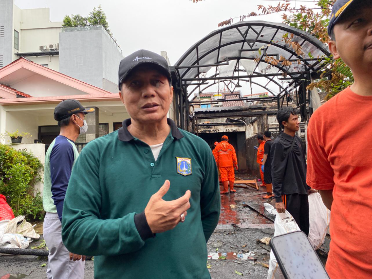 Personel Sekretariat DPRD Laksanakan Instruksi Jaga Jakarta Bersih di Kelurahan Tanjung Barat February 8, 2026 4:47 pm Sekretariat DPRD DKI Jakarta turut serta menindaklanjuti Instruksi Sekretaris Daerah Provinsi DKI Jakarta Nomor 2 Tahun 2026 tentang Jaga Jakarta Bersih di Jalan Teratai VII Blok O 11/ RT 3, RW 2 Kelurahan Tanjung Barat, Jakarta Selatan, Minggu (8/2). Kegiatan itu bersama jajaran Kelurahan Tanjung Barat. Terutama di rumah warga di Tanjung Barat Indah yang terdampak kebakaran. Kepala Bagian Umum Sekretariat DPRD DKI Jakarta Asril Pinayungan mengapresiasi kolaborasi Jaga Jakarta Bersih bersama kelurahan Tanjung Barat berjalan berjalan dengan terencana. “Terima kasih pak lurah Tanjung Barat yang telah menindaklanjuti Instruksi Sekda melaksanakan kebersihan di lingkungan tempat tinggal warga yang terdampak kebakaran,” ujar Asril di lokasi. Kepala Bagian Umum Sekretariat DPRD DKI Jakarta AAsril Pinayungan. (dok.DDJP) Lebih lanjut, sambung Asril, kegiatan kebersihan tersebut sudah berlangsung sejak Kamis (5/2) kemarin. Oleh karena itu, kata Asril,dengan berkolaborasi, proses pembersihan dapat diselesaikan lebih cepat. “Dengan penambahan tenaga, mudah-mudahan bisa lebih cepat selesai,” kata dia. Dengan demikian, Asril berharap kolaborasi terus dapat terjalin di kegiatan selanjutnya. “Mudah-mudahan ke depan kita bisa kembali berkolaborasi dalam kegiatan-kegiatan lainnya,” tambah Asril. Sementara Lurah Tanjung Barat Rizky Wijaya mengapresiasi kerja bakti bersama jajaran Sekretariat DPRD DKI Jakarta berjalan lancar. Sehingga proses pembersihan di salah satu rumah terdampak kebakaran lebih cepat rampung. “Alhamdulillah, kerja bakti yang dilaksanakan oleh Kelurahan Tanjung Barat, tingkat warga sesuai dengan institusi Sekda, ini bisa dilaksanakan walaupun cuacanya hujan,” ujar Rizky. Rizky menjelaskan, pembersihan tersebut telah dimulai sejak Kamis (5/2) kemarin. Dengan demikian, Ia berharap dengan adanya dukungan tersebut, seluruh rangkaian pekerjaan dapat selesai sesuai target. “Semoga pada hari ini, dibantu oleh jajaran Setwan, kerja bakti di lokasi kebakaran Kelurahan Tanjung Barat Indah bisa tuntas pada hari ini,” pungkas dia. (apn/df)