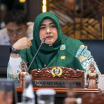 Program Quick Wins, Nabilah: Memastikan Sesuai Harapan Warga February 26, 2026 11:04 am Anggota Komisi D DPRD DKI Jakarta Nabilah Aboebakar Alhabsyi mengatakan, Program Quick Wins Gubernur Pramono dan Wakil Gubernur Rano Karno perlu evaluasi secara menyeluruh. Menurut dia, quick wins harus berjalan cepat, terukur, dan parameter keberhasilan program. Tidak sekadar administratif dan seremonial. “Harus benar-benar cepat dirasakan manfaatnya oleh masyarakat,” ujar Nabilah, beberapa waktu lalu. Ia mencontohkan, penanganan genangan air ketika hujan yang harus berkurang. Begitu pula dengan pelayanan publik harus membaik. Anggota Komisi D DPRD DKI Jakarta Nabilah Aboebakar Alhabsyi. (dok.DDJP) “Terakhir, apakah keluhan warga juga menurun,” ungkap Nabilah. Berbagai janji program kepada masyarakat, kata dia, harus ada evaluasi. Misalnya di sektor strategis seperti pengendalian banjir, pengelolaan sampah, hingga perbaikan infrastruktur lingkungan. Sejumlah program itu, lanjut Nabilah, membutuhkan percepatan dan konsistensi dalam eksekusi. Publik harus bisa mengkases secara transparans atas capaian program hingga indikator kinerja. “Berapa persen realisasi anggaran, dan apa kendala di lapangan,” tutur dia. Meski demikian, Nabilah mengapresiasi Pemprov DKI Jakarta dalam merespon cepat dalam penanganan darurat dan perbaikan layanan. Keberlanjutan dan dampak jangka panjang tetap menjadi kunci dalam menuntaskan dan menyelesaikan program. Politisi PKS itu menambahkan, setahun merupakan waktu yang cukup untuk menunjukkan arah. Evaluasi bukan untuk menjatuhkan. “Tetapi memastikan Jakarta bergerak sesuai harapan warga. Kita ingin quick wins bukan hanya cepat di awal, tetapi kuat dalam hasil,” pungkas Nabilah. (red)