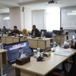 Ranperda Sistem Pangan, Bapemperda Tampung Masukan Publik February 10, 2026 3:02 pm Badan Pembentukan Peraturan Daerah (Bapemperda) DPRD DKI Jakarta menampung berbagai saran dan masukan masyarakat dalam Rapat Dengar Pendapat Umum (RDPU) Rancangan Peraturan Daerah (Ranperda) tentang Penyelenggaraan Sistem Pangan, Selasa (10/2). Ketua Bapemperda DPRD DKI Jakarta Abdul Aziz mengatakan, RDPU sebagai ruang partisipasi publik. Yakni menerima pandangan dari akademisi, organisasi kemasyarakatan, lembaga swadaya masyarakat (LSM), serta organisasi terkait lainnya. Termasuk perwakilan kementerian dan lembaga pemerintah pusat. Aziz mengatakan, RDPU merupakan bagian penting dalam proses penyusunan Ranperda. Sehingga substansi kebijakan sistem pangan di DKI Jakarta semakin komprehensif dan aplikatif. “Kami mendapatkan banyak sekali masukan-masukan ya dari berbagai pihak, baik dari unsur pemerintahan, Departemen Dalam Negeri, Kementerian Pertanian dan badan-badan terkait dengan pangan ya,” ujar dia di Gedung DPRD DKI Jakarta. Ranperda tersebut, jelas Aziz, memiliki landasan filosofis untuk mencegah pemborosan atau kemubaziran pangan. Pengaturanya dalam ketentuan mengenai food loss dan food waste. “Paling tidak, Perda ini bisa mengurangi secara signifikan kemubaziran atau pemborosan tersebut,” tandas dia. Selain itu, penyusunan Ranperda dengan landasan sosiologis. Menjamin ketersediaan dan keterjangkauan pangan bagi masyarakat. Khususnya di tengah potensi lonjakan harga pada momentum tertentu. “Kalau kita memperhatikan pangan, sebenarnya memperhatikan kehidupan manusia,” kata dia. Pada kesempatan itu, Kepala Dinas Ketahanan Pangan Kelautan dan Pertanian (KPKP) DKI Jakarta Hasudungan Sidabalok menyampaikan, RDPU merupakan tahapan penting memperkaya substansi Ranperda. Dengan demikian, penerapannya lebih komprehensif dan mudah di lapangan. Ia berharap, seluruh masukan dalam RDPU terakomodasi dalam Ranperda itu. “demi kemajuan atau kesejahteraan masyarakat Jakarta terkait dengan sistem pangan,” pungkas Aziz. (yla/df)