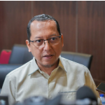 Ranperda Sistem Pangan, Urgensi Penyediaan Lahan February 26, 2026 4:17 pm Anggota Badan Pembentukan Peraturan Daerah (Bapemperda) DPRD DKI Jakarta Ismail menyoroti pentingnya aspek penyediaan lahan dalam Rancangan Peraturan Daerah (Ranperda) tentang Penyelenggaraan Sistem Pangan. Ismail menyampaikan hal itu dalam rapat Bapemperda bersama eksekutif di Gedung DPRD DKI Jakarta, beberapa waktu lalu. Dalam pembahasan tersebut, Ismail menilai, ruang lingkup yang tercantum dalam Pasal 2 Ranperda belum secara spesifik memuat unsur penyediaan lahan. Padahal, aspek tersebut menjadi kunci utama dalam mewujudkan ketahanan pangan di Jakarta. “Di sini saya belum melihat ada unsur yang secara spesifik menyebutkan tentang penyediaan lahan. Padahal kita ketahui bersama kunci dari masalah ketahanan pangan itu adalah lahan,” ujar Ismail. Anggota Bapemperda DPRD DKI Jakarta Ismail. (dok.DDJP) Selama ini, jelas dia, Pemprov DKI Jakarta masih mengandalkan skema kontrak farming atau on-farming dalam memenuhi kebutuhan pangan. Menurut dia, pola tersebut perlu penguatan dengan regulasi yang secara tegas mengatur penyediaan lahan pertanian di wilayah DKI Jakarta. Ismail kemudian mengaitkan urgensi tersebut dengan Pasal 5 ayat 2 Ranperda yang menyebutkan bahwa ketersediaan pangan bersumber dari tiga unsur, yakni produksi pangan, Cadangan Pangan Pemerintah Daerah (CPPD), dan pengadaan pangan. Lebih lanjut, dalam Pasal 14 ayat 2 ditegaskan pengadaan CPPD mengutamakan produksi pangan di Provinsi DKI Jakarta. Ketentuan tersebut, kata Ismail, menunjukkan faktor lahan menjadi sangat penting untuk merealisasikan prioritas produksi pangan di dalam daerah. “Ini sangat tegas. Bahwa faktor lahan itu sangat urgent untuk bisa merealisasikan hal ini. Jadi jangan kita melihat pada skema yang selama ini terjadi, yaitu dengan kontrak farming dan sebagainya,” kata dia. Ia juga menyoroti Pasal 19 ayat 1 yang menyebutkan bahwa pengadaan pangan dilakukan apabila produksi pangan atau CPPD tidak mencukupi. Artinya, pengadaan dari luar daerah bersifat opsional, sementara prioritas utama tetap pada produksi di DKI Jakarta. Oleh sebab itu, Ismail mengusulkan agar ketentuan mengenai penyediaan lahan pertanian dimasukkan secara eksplisit dalam ruang lingkup Ranperda. Ia menambahkan, langkah tersebut penting agar regulasi itu dapat menjadi payung hukum yang kuat bagi perangkat daerah. Termasuk Dinas Ketahanan Pangan Kelautan dan Pertanian (KPKP) dalam menjalankan kebijakan pangan. “Sehingga bisa menjadi payung hukum yang membuat siapapun nanti eksekutornya dinas KPKP dan sebagainya itu punya pegangan yang kuat,” tukas dia. (yla/df)