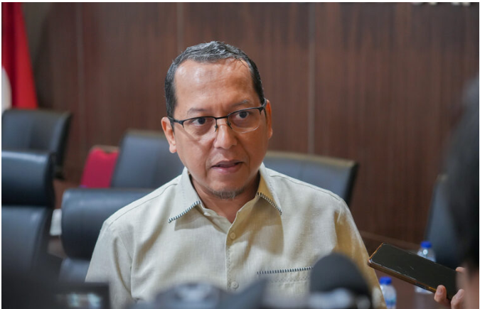 Ranperda Sistem Pangan, Urgensi Penyediaan Lahan February 26, 2026 4:17 pm Anggota Badan Pembentukan Peraturan Daerah (Bapemperda) DPRD DKI Jakarta Ismail menyoroti pentingnya aspek penyediaan lahan dalam Rancangan Peraturan Daerah (Ranperda) tentang Penyelenggaraan Sistem Pangan. Ismail menyampaikan hal itu dalam rapat Bapemperda bersama eksekutif di Gedung DPRD DKI Jakarta, beberapa waktu lalu. Dalam pembahasan tersebut, Ismail menilai, ruang lingkup yang tercantum dalam Pasal 2 Ranperda belum secara spesifik memuat unsur penyediaan lahan. Padahal, aspek tersebut menjadi kunci utama dalam mewujudkan ketahanan pangan di Jakarta. “Di sini saya belum melihat ada unsur yang secara spesifik menyebutkan tentang penyediaan lahan. Padahal kita ketahui bersama kunci dari masalah ketahanan pangan itu adalah lahan,” ujar Ismail. Anggota Bapemperda DPRD DKI Jakarta Ismail. (dok.DDJP) Selama ini, jelas dia, Pemprov DKI Jakarta masih mengandalkan skema kontrak farming atau on-farming dalam memenuhi kebutuhan pangan. Menurut dia, pola tersebut perlu penguatan dengan regulasi yang secara tegas mengatur penyediaan lahan pertanian di wilayah DKI Jakarta. Ismail kemudian mengaitkan urgensi tersebut dengan Pasal 5 ayat 2 Ranperda yang menyebutkan bahwa ketersediaan pangan bersumber dari tiga unsur, yakni produksi pangan, Cadangan Pangan Pemerintah Daerah (CPPD), dan pengadaan pangan. Lebih lanjut, dalam Pasal 14 ayat 2 ditegaskan pengadaan CPPD mengutamakan produksi pangan di Provinsi DKI Jakarta. Ketentuan tersebut, kata Ismail, menunjukkan faktor lahan menjadi sangat penting untuk merealisasikan prioritas produksi pangan di dalam daerah. “Ini sangat tegas. Bahwa faktor lahan itu sangat urgent untuk bisa merealisasikan hal ini. Jadi jangan kita melihat pada skema yang selama ini terjadi, yaitu dengan kontrak farming dan sebagainya,” kata dia. Ia juga menyoroti Pasal 19 ayat 1 yang menyebutkan bahwa pengadaan pangan dilakukan apabila produksi pangan atau CPPD tidak mencukupi. Artinya, pengadaan dari luar daerah bersifat opsional, sementara prioritas utama tetap pada produksi di DKI Jakarta. Oleh sebab itu, Ismail mengusulkan agar ketentuan mengenai penyediaan lahan pertanian dimasukkan secara eksplisit dalam ruang lingkup Ranperda. Ia menambahkan, langkah tersebut penting agar regulasi itu dapat menjadi payung hukum yang kuat bagi perangkat daerah. Termasuk Dinas Ketahanan Pangan Kelautan dan Pertanian (KPKP) dalam menjalankan kebijakan pangan. “Sehingga bisa menjadi payung hukum yang membuat siapapun nanti eksekutornya dinas KPKP dan sebagainya itu punya pegangan yang kuat,” tukas dia. (yla/df)