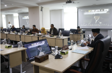 Ranperda Sistem Pangan, Bapemperda Tampung Masukan Publik February 10, 2026 3:02 pm Badan Pembentukan Peraturan Daerah (Bapemperda) DPRD DKI Jakarta menampung berbagai saran dan masukan masyarakat dalam Rapat Dengar Pendapat Umum (RDPU) Rancangan Peraturan Daerah (Ranperda) tentang Penyelenggaraan Sistem Pangan, Selasa (10/2). Ketua Bapemperda DPRD DKI Jakarta Abdul Aziz mengatakan, RDPU sebagai ruang partisipasi publik. Yakni menerima pandangan dari akademisi, organisasi kemasyarakatan, lembaga swadaya masyarakat (LSM), serta organisasi terkait lainnya. Termasuk perwakilan kementerian dan lembaga pemerintah pusat. Aziz mengatakan, RDPU merupakan bagian penting dalam proses penyusunan Ranperda. Sehingga substansi kebijakan sistem pangan di DKI Jakarta semakin komprehensif dan aplikatif. “Kami mendapatkan banyak sekali masukan-masukan ya dari berbagai pihak, baik dari unsur pemerintahan, Departemen Dalam Negeri, Kementerian Pertanian dan badan-badan terkait dengan pangan ya,” ujar dia di Gedung DPRD DKI Jakarta. Ranperda tersebut, jelas Aziz, memiliki landasan filosofis untuk mencegah pemborosan atau kemubaziran pangan. Pengaturanya dalam ketentuan mengenai food loss dan food waste. “Paling tidak, Perda ini bisa mengurangi secara signifikan kemubaziran atau pemborosan tersebut,” tandas dia. Selain itu, penyusunan Ranperda dengan landasan sosiologis. Menjamin ketersediaan dan keterjangkauan pangan bagi masyarakat. Khususnya di tengah potensi lonjakan harga pada momentum tertentu. “Kalau kita memperhatikan pangan, sebenarnya memperhatikan kehidupan manusia,” kata dia. Pada kesempatan itu, Kepala Dinas Ketahanan Pangan Kelautan dan Pertanian (KPKP) DKI Jakarta Hasudungan Sidabalok menyampaikan, RDPU merupakan tahapan penting memperkaya substansi Ranperda. Dengan demikian, penerapannya lebih komprehensif dan mudah di lapangan. Ia berharap, seluruh masukan dalam RDPU terakomodasi dalam Ranperda itu. “demi kemajuan atau kesejahteraan masyarakat Jakarta terkait dengan sistem pangan,” pungkas Aziz. (yla/df)