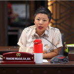 Segera Evaluasi Manajemen PT Transjakarta February 26, 2026 1:02 pm Evaluasi dan pembenahan menyeluruh terhadap sistem manajemen operasional Bus Transjakarta menjadi salah satu sorotan Anggota Komisi B DPRD DKI Jakarta Francine Widjojo. Hal itu mengacu pada insiden kecelakaan dua armada Transjakarta di Koridor 13, beberapa waktu lalu. Sebanyak 24 penumpang luka ringan. “Kecelakaan Bus Transjakarta belum lama ini sangat disayangkan,” ujar Francine, Kamis (26/2). Peristiwa itu dampak dari salah satu pengemudi kehilangan konsentrasi karena mengantuk. Bus keluar jalur hingga memasuki lajur berlawanan dan menabrak armada lain. Anggota Komisi B DPRD DKI Jakarta Francine Widjojo. (dok.DDJP) “Para sopir tidak boleh mengendarai kendaraan dalam keadaan mengantuk. Transjakarta harus memastikan sopirnya selalu berada dalam kondisi prima ketika berkendara,” kata Francine. Ia menilai, kelelahan pengemudi bisa akibat jarak tempuh yang jauh dari tempat tinggal menuju depo pengambilan bus. “Sehingga mereka sudah lelah sebelum berkendara di jalan,” ungkap Francine. Karena itu, butuh pengaturan yang lebih manusiawi. Mulai dari waktu kerja, waktu istirahat, jarak tempuh, dan pengaturan pergantian shift. “Untuk menjaga kondisi para pengendara Transjakarta terhindar dari kelelahan fisik maupun mental,” tutur Francine. Ia mendorong penataan ulang sistem manajemen. Seperti penugasan pengemudi sesuai dengan dengan lokasi tempat tinggal yang berdekatan dengan depo. “Memastikan kecelakaan ini tidak terulang lagi di kemudian hari,” pungkas Francine. (gie/df)